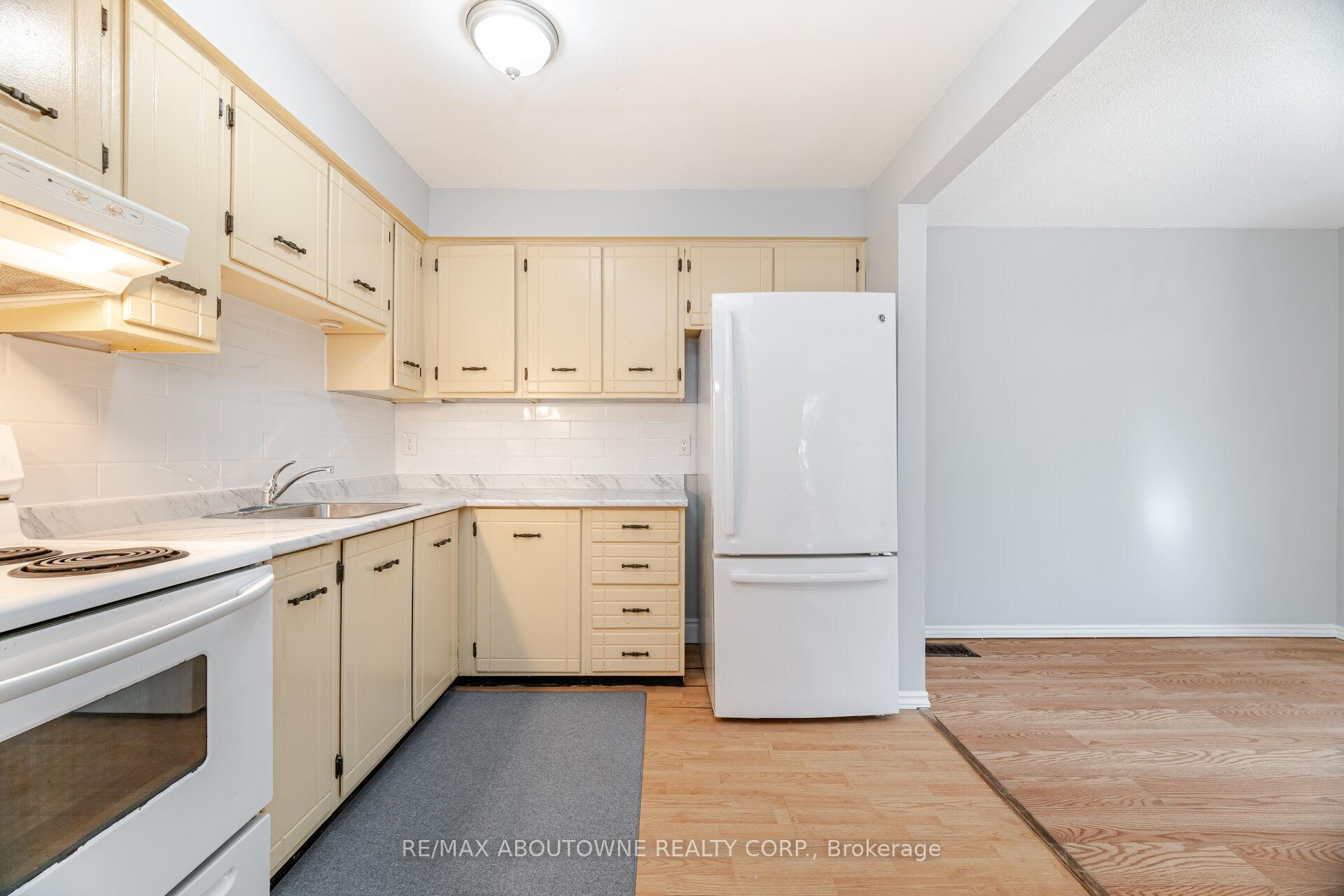 3 Bedrooms Condo at 961 Francis,  Burlington For sale