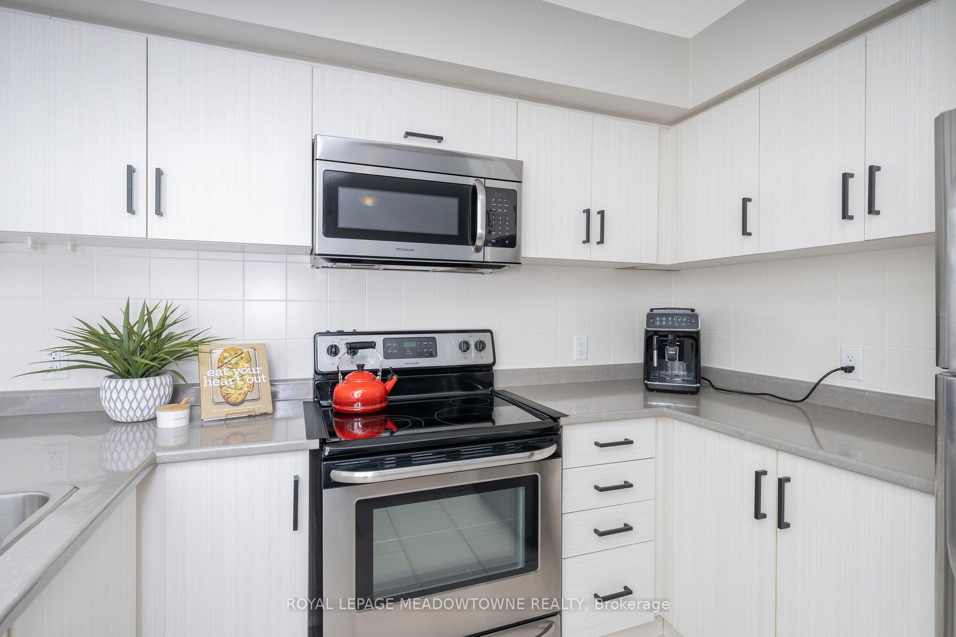 3 Bedrooms Condo at 2441 Greenwich, Oakville For sale