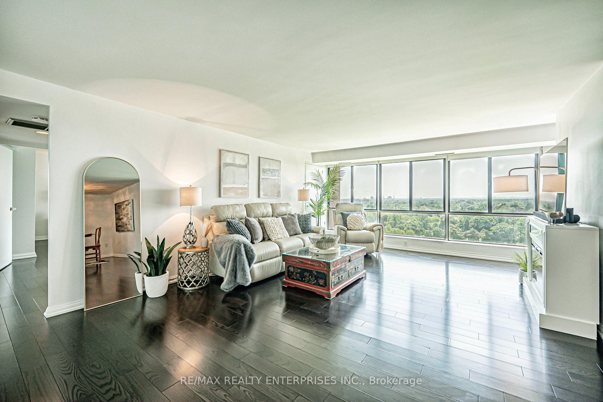 3 Bedrooms Condo at 1400 Dixie, Mississauga For sale