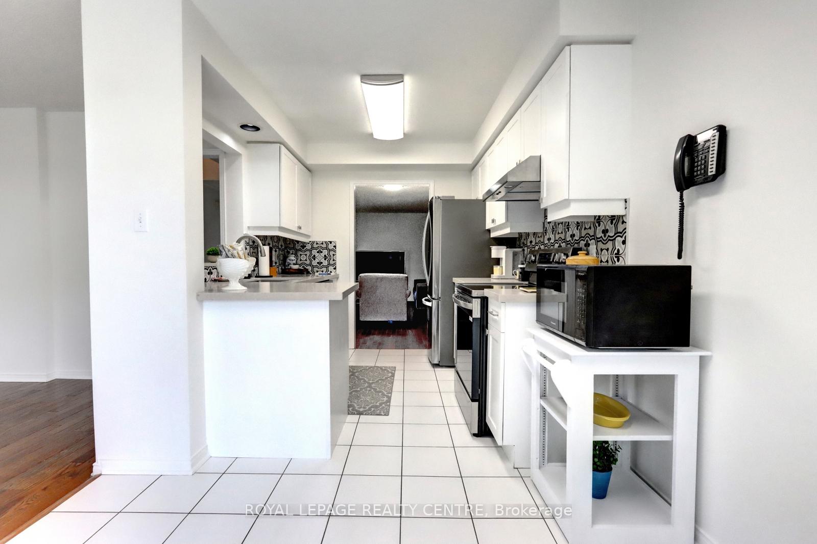 3 Bedrooms Condo at 5230 Glen Erin, Mississauga For sale