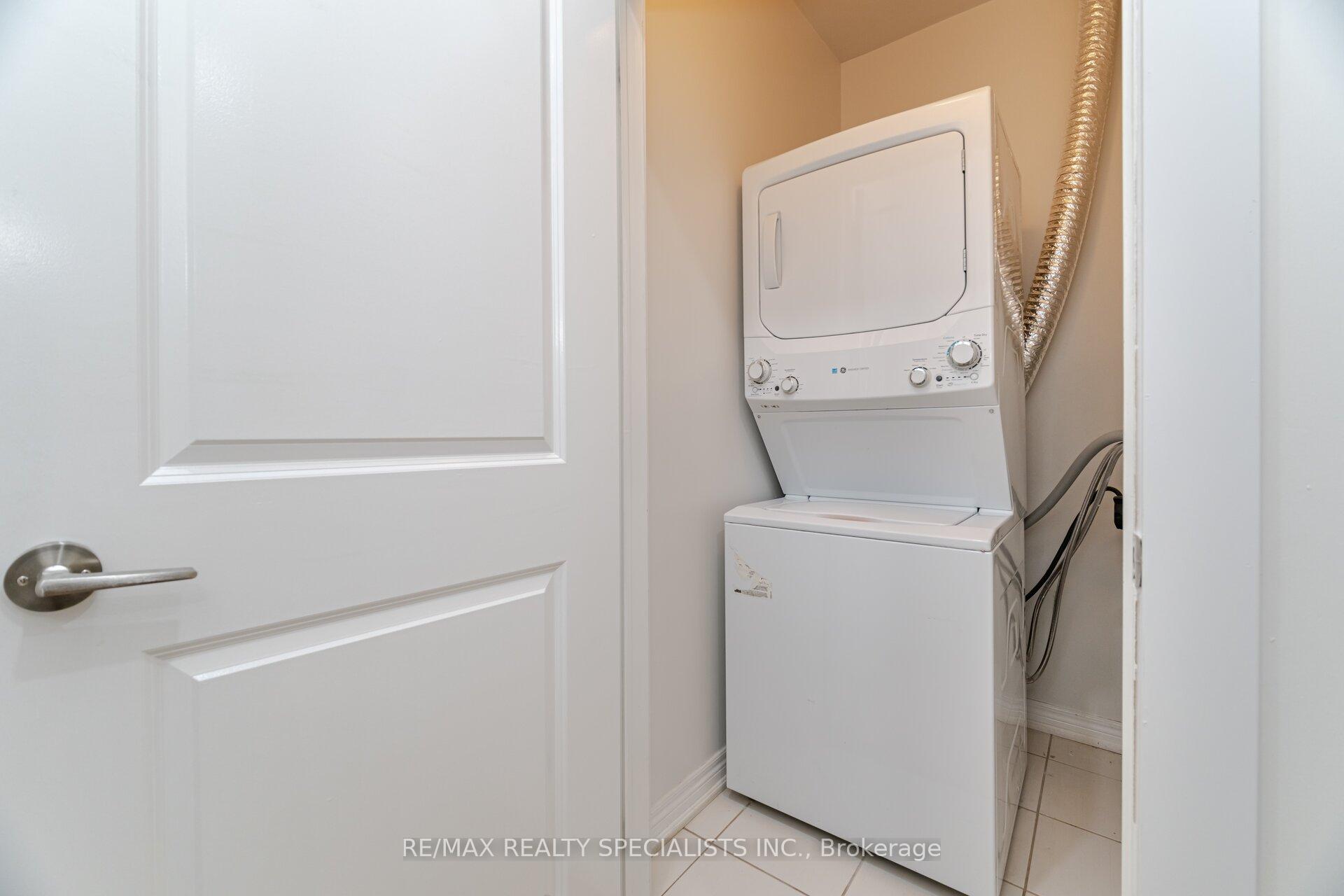 2 Bedrooms Condo at 2326 TAUNTON, Oakville For sale
