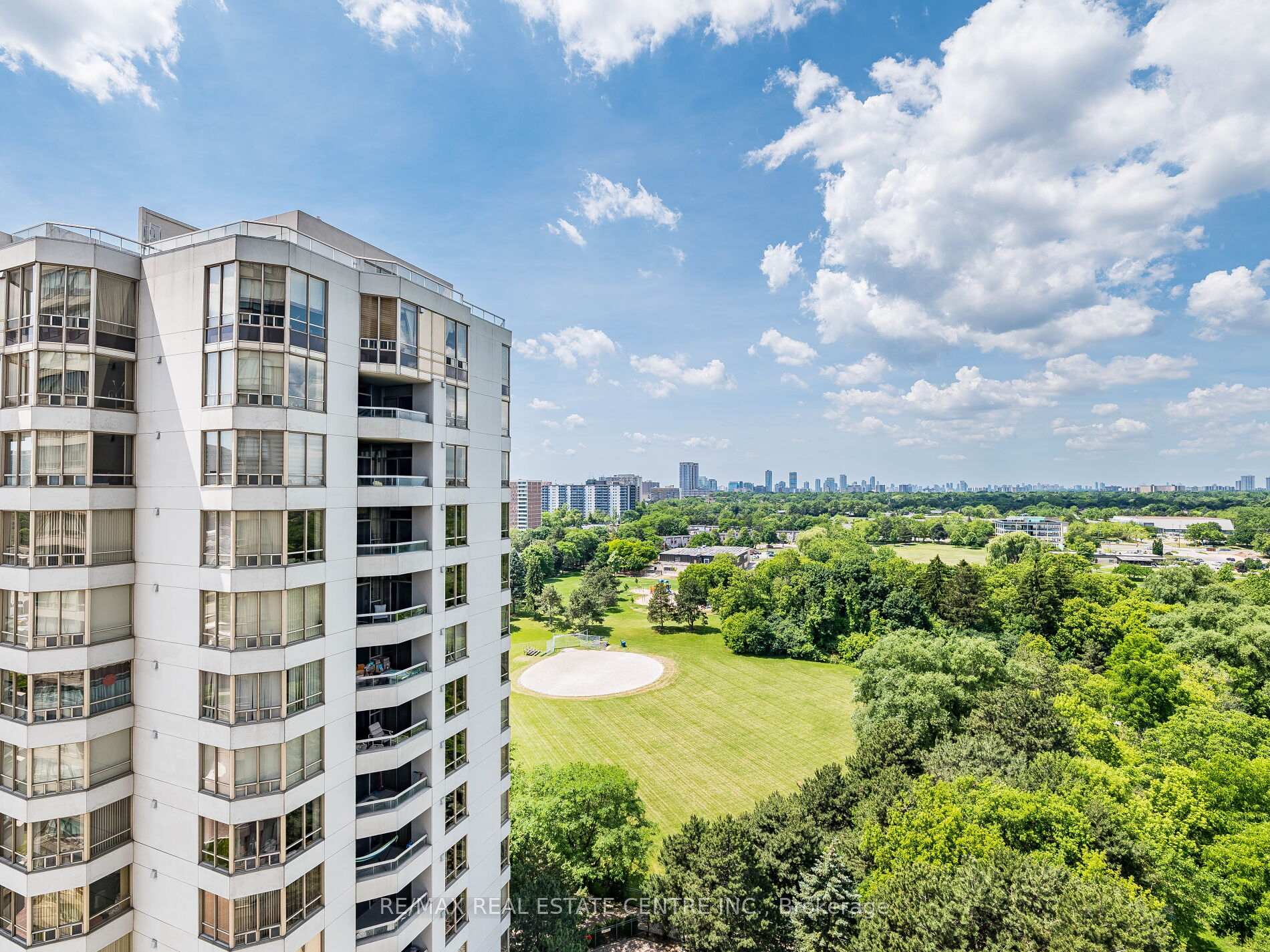 3 Bedrooms Condo at 168 Bonis, Toronto For sale