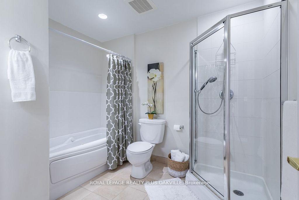 2 Bedrooms Condo at 1499 Nottinghill, Oakville For sale