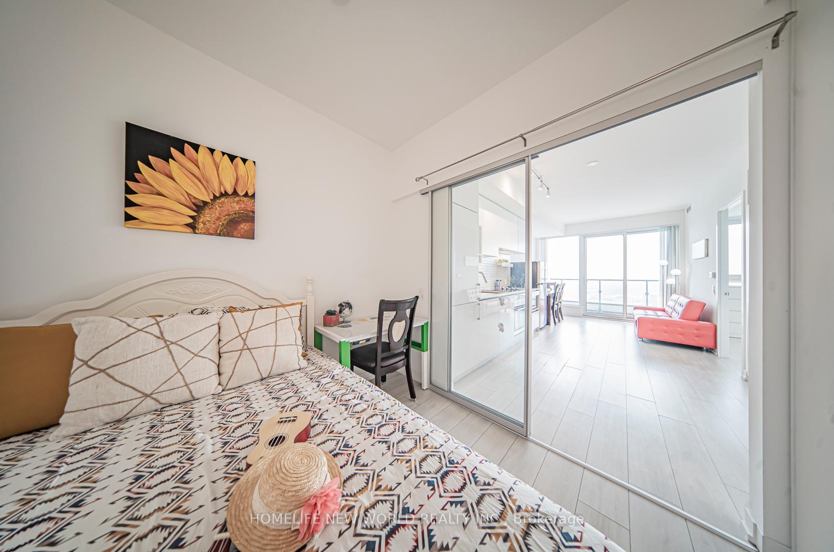 2 Bedrooms Condo at 5 Buttermill,  Vaughan For sale