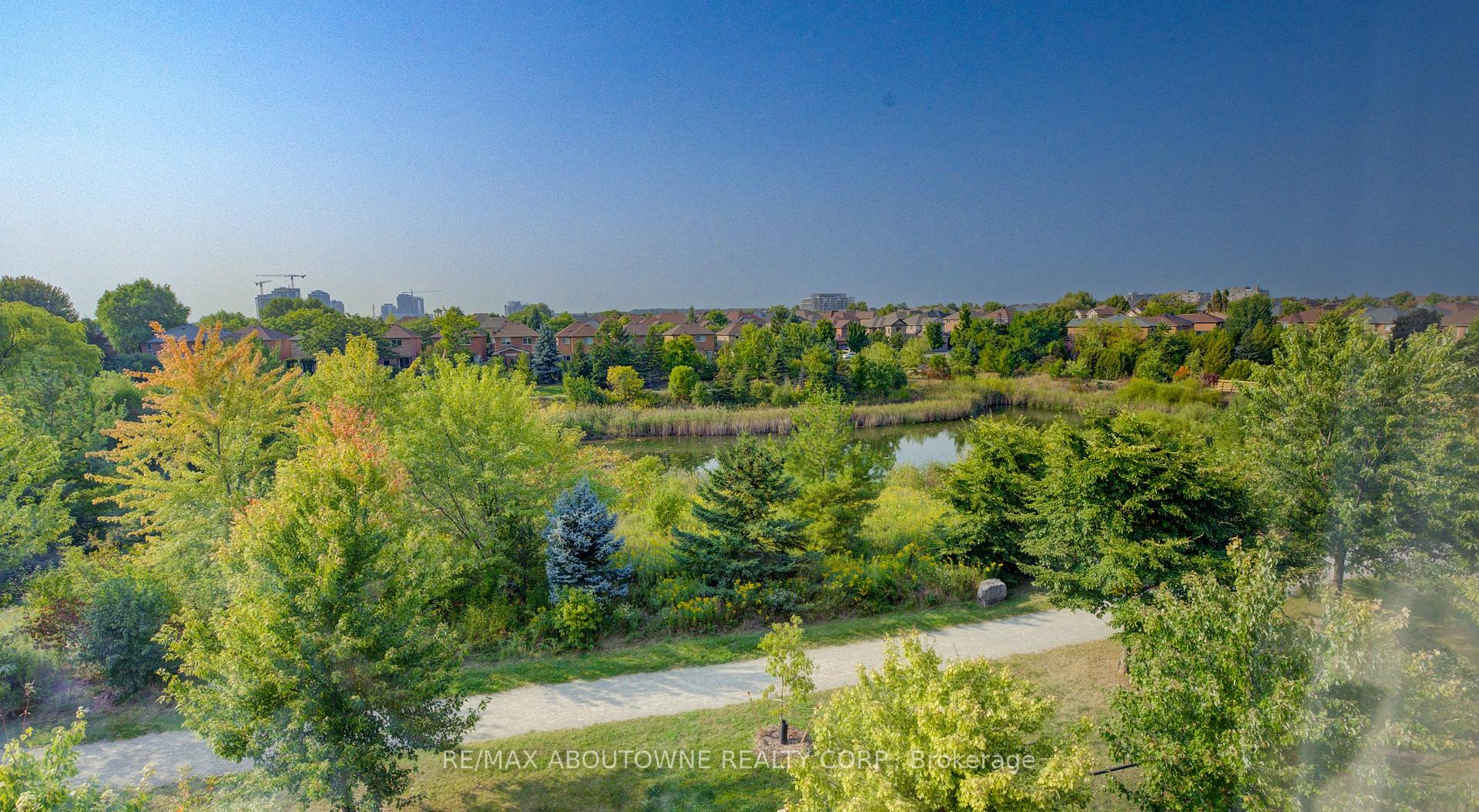 4 Bedrooms Condo at 300 Ravineview, Oakville For sale