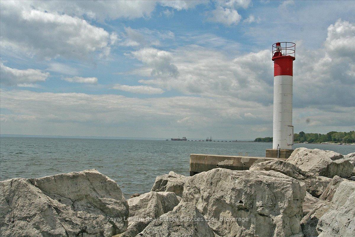 2 Bedrooms Condo at 100 Bronte, Oakville For sale