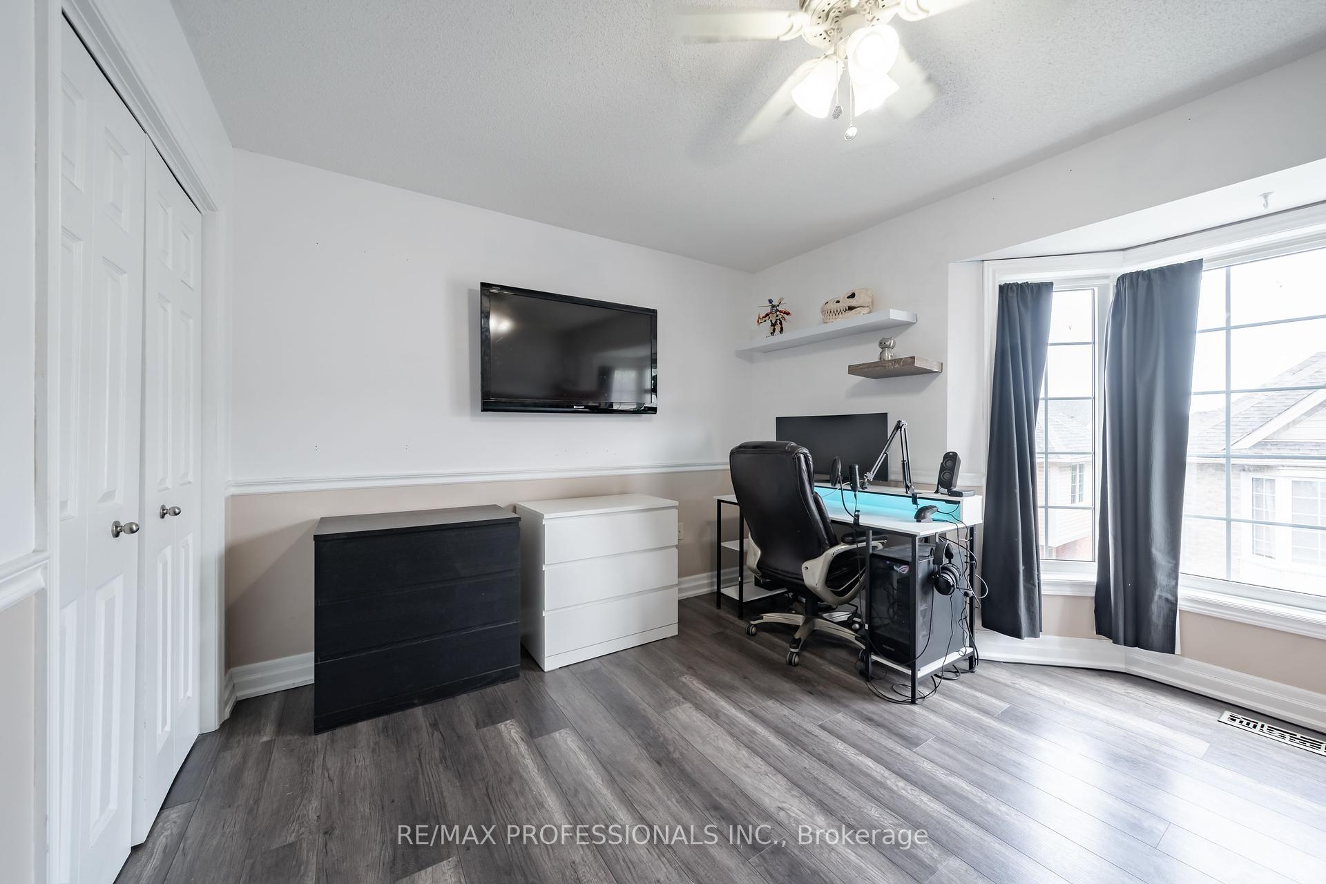 2 Bedrooms Condo at 3480 Upper Middle, Burlington For sale