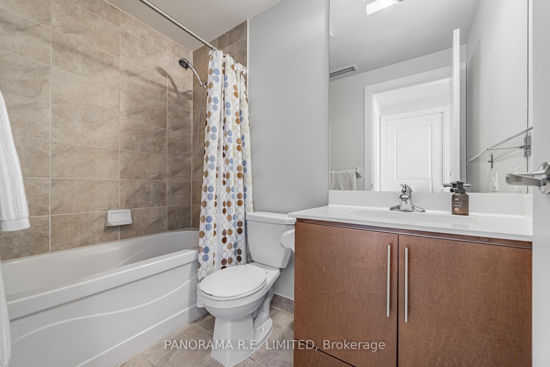 3 Bedrooms Condo at 330 Burnhamthorpe, Mississauga For sale
