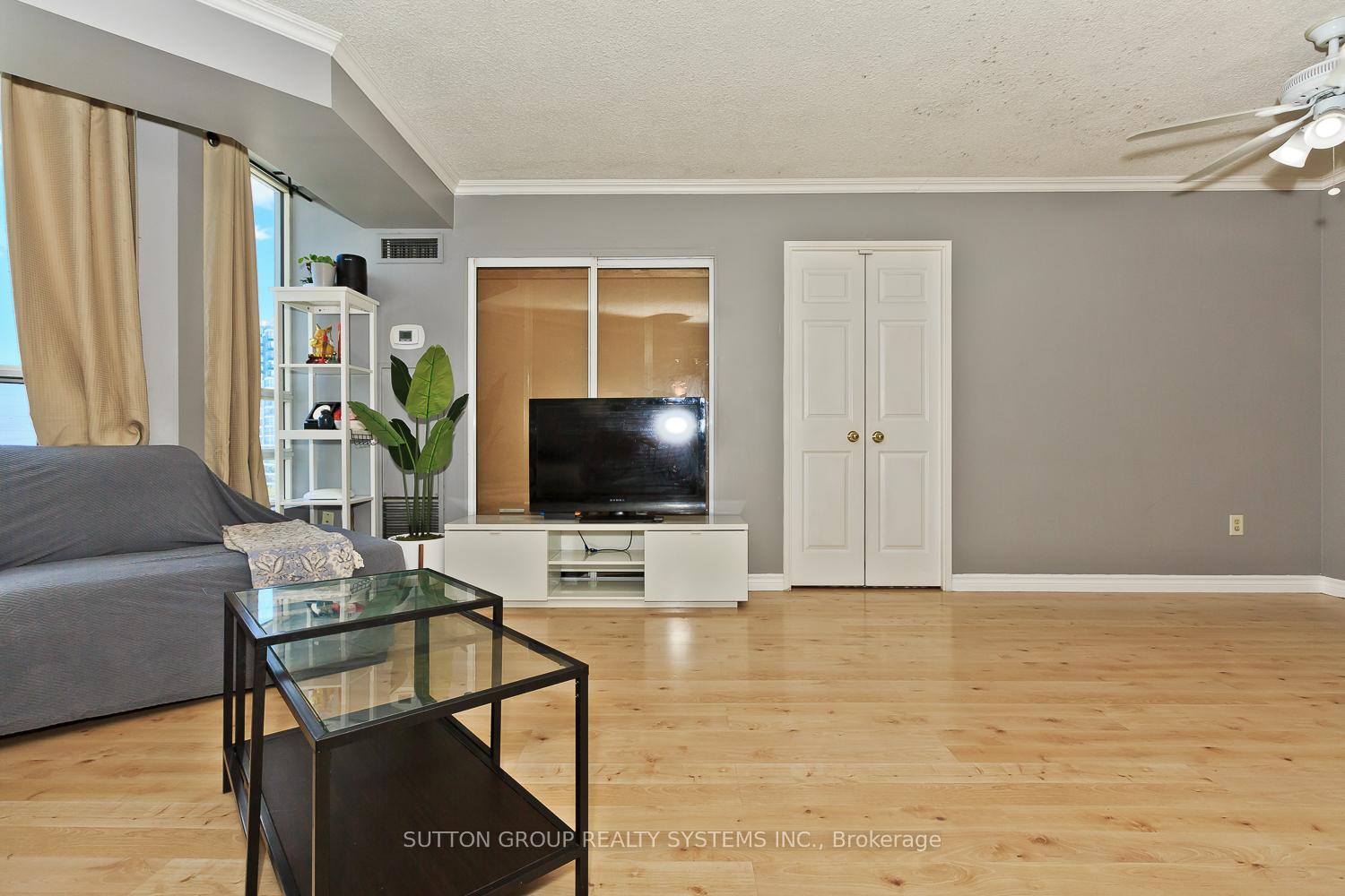 3 Bedrooms Condo at 50 Kingsbridge Garden, Mississauga For sale
