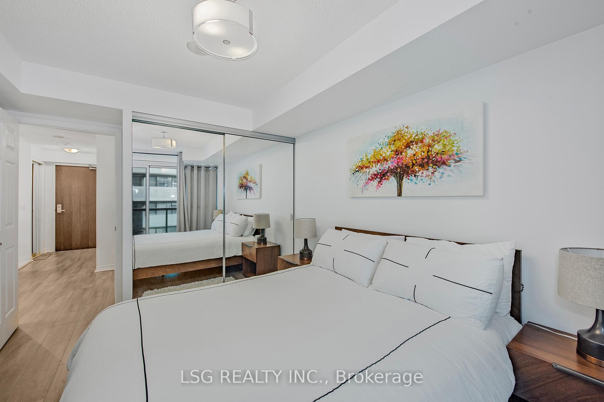 2 Bedrooms Condo at 19 Grand Trunk, Toronto For sale
