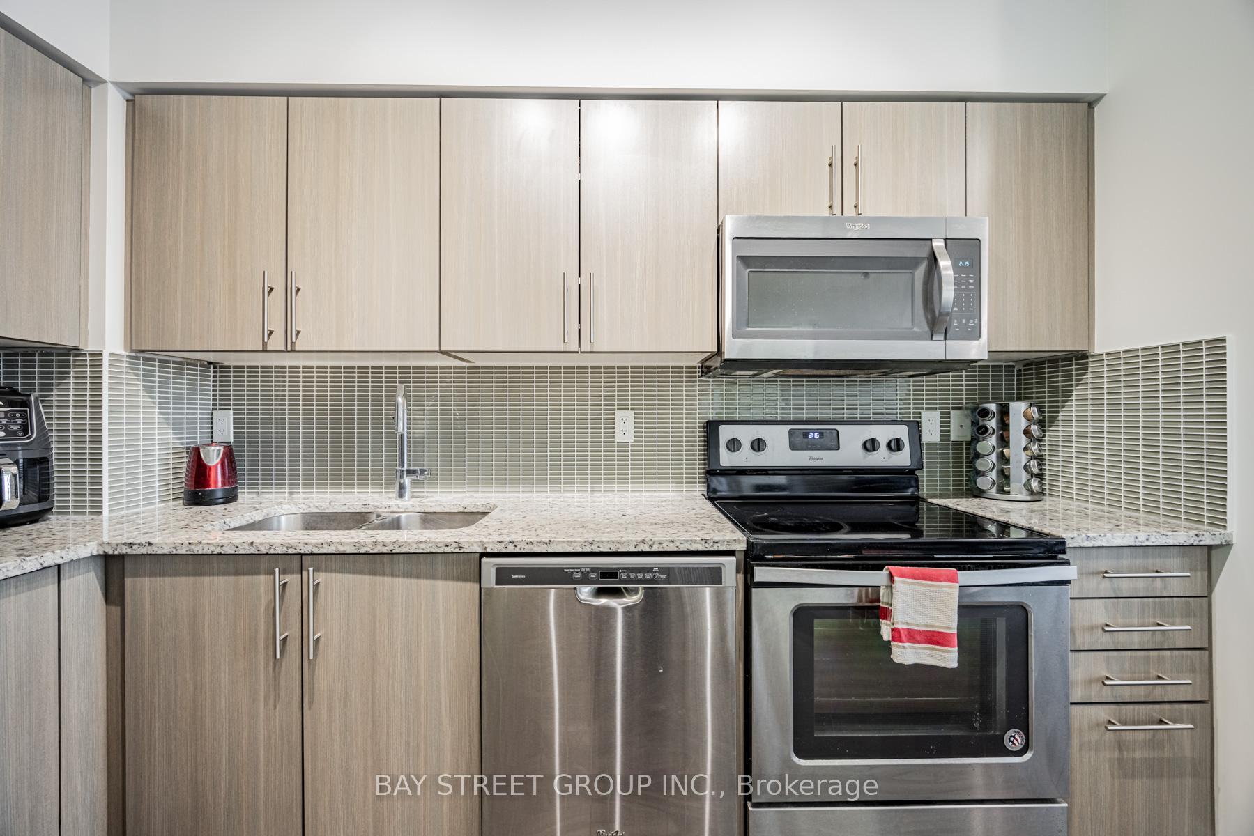 2 Bedrooms Condo at 55 Speers, Oakville For sale