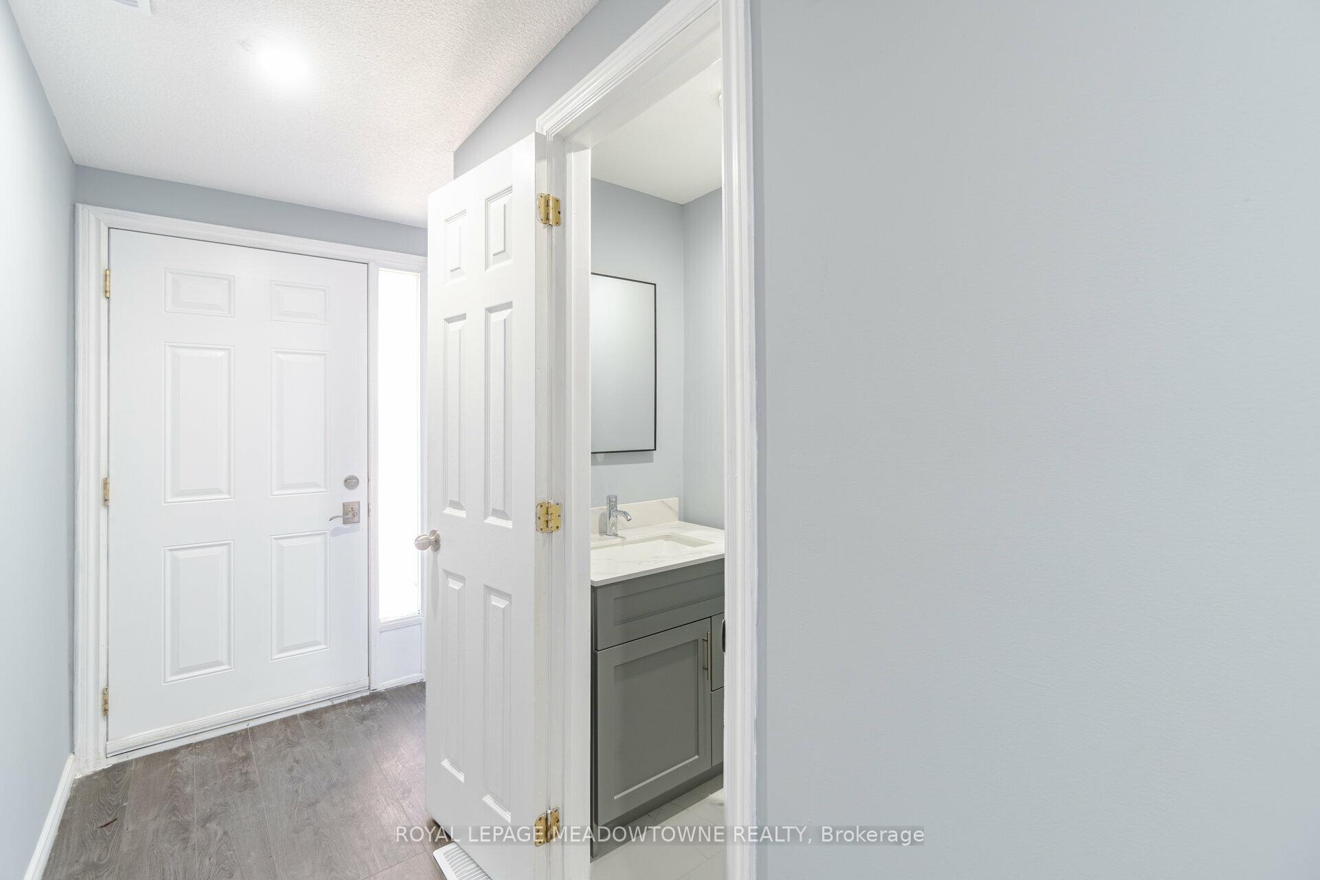 3 Bedrooms Condo at 11 Harrisford, Hamilton For sale