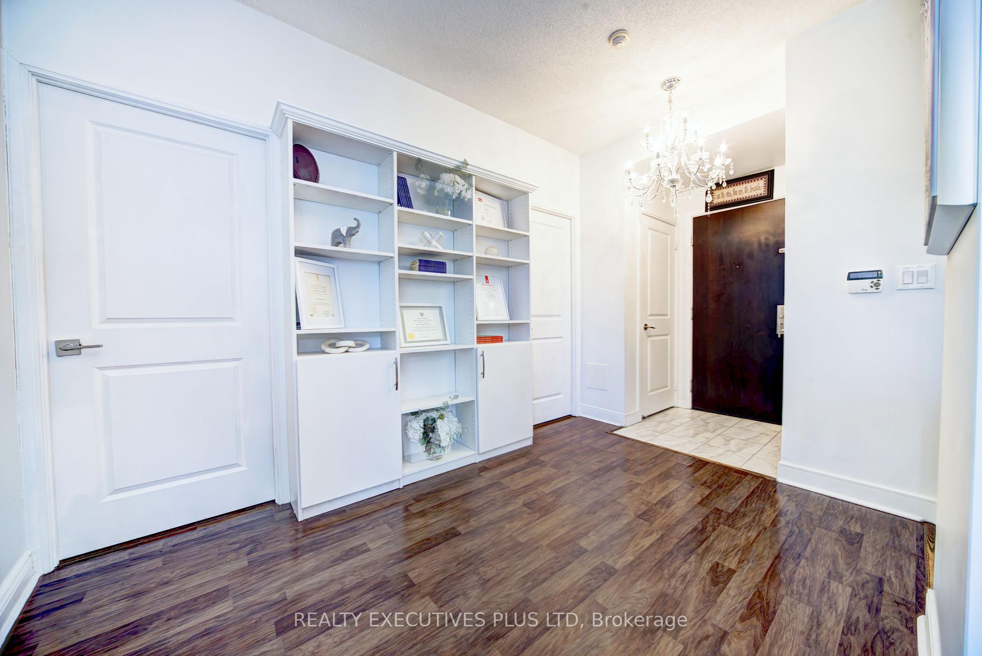 3 Bedrooms Condo at 60 Absolute, Mississauga For sale
