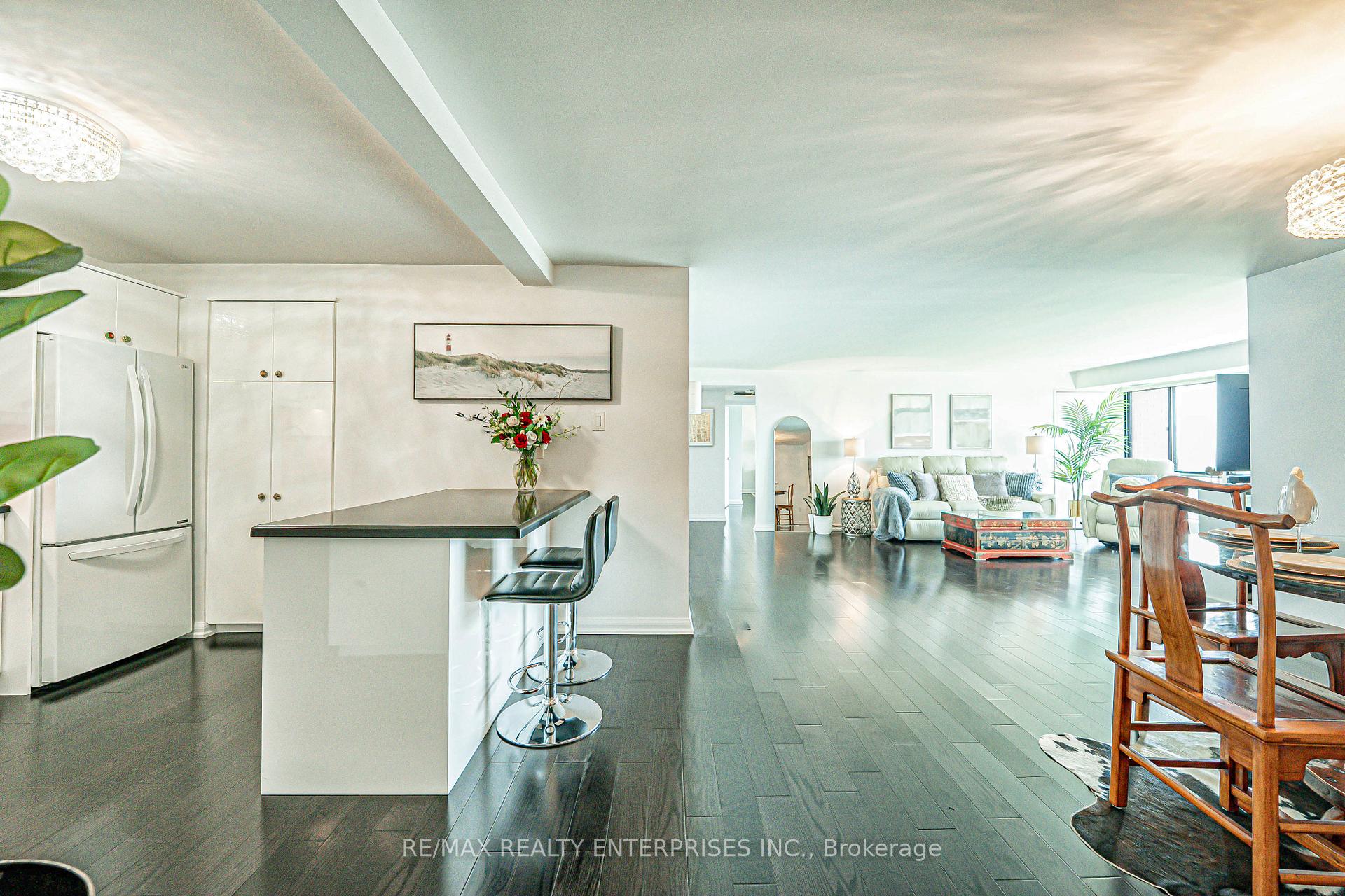 3 Bedrooms Condo at 1400 Dixie, Mississauga For sale