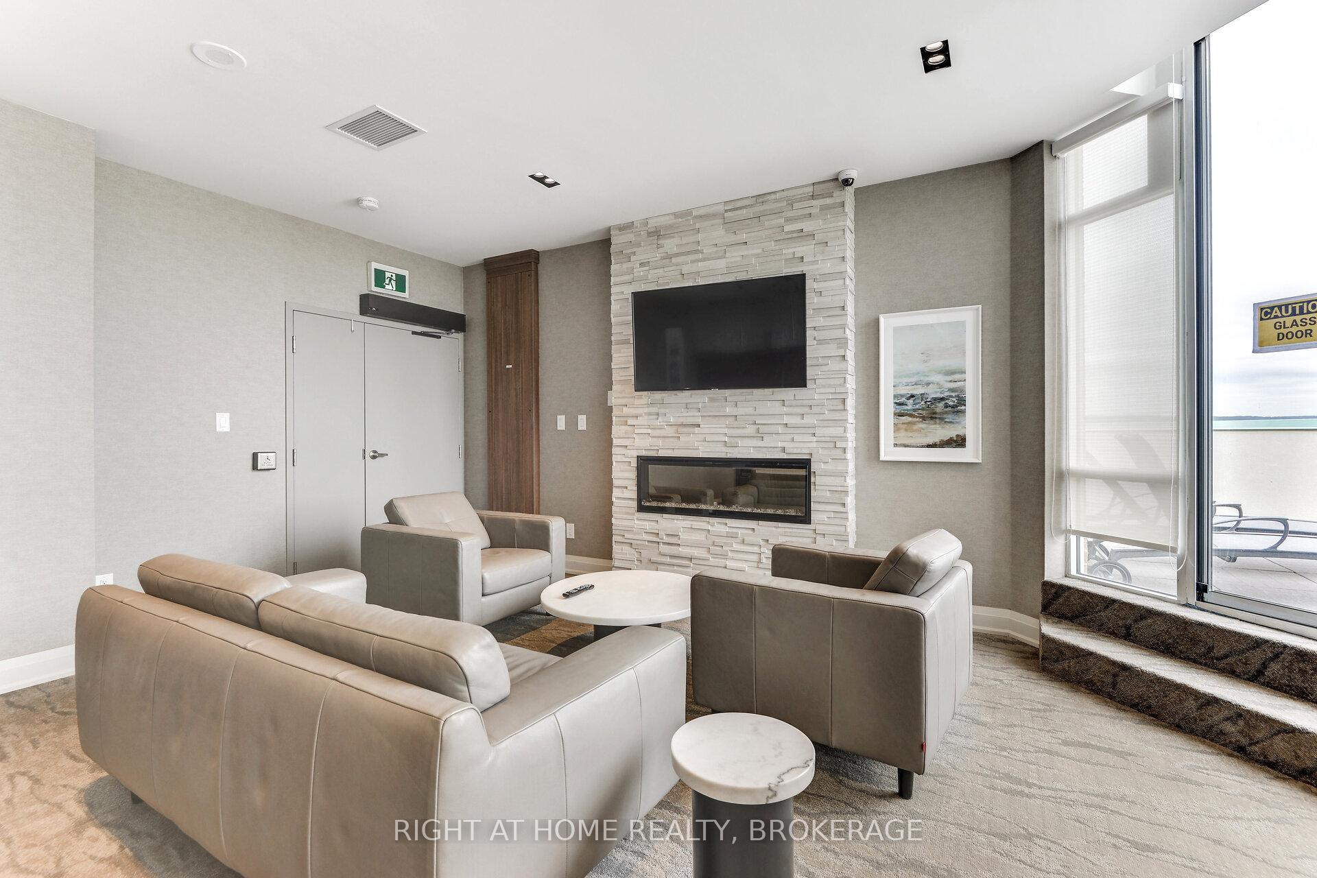 3 Bedrooms Condo at 1276 Maple Crossing, Burlington For sale
