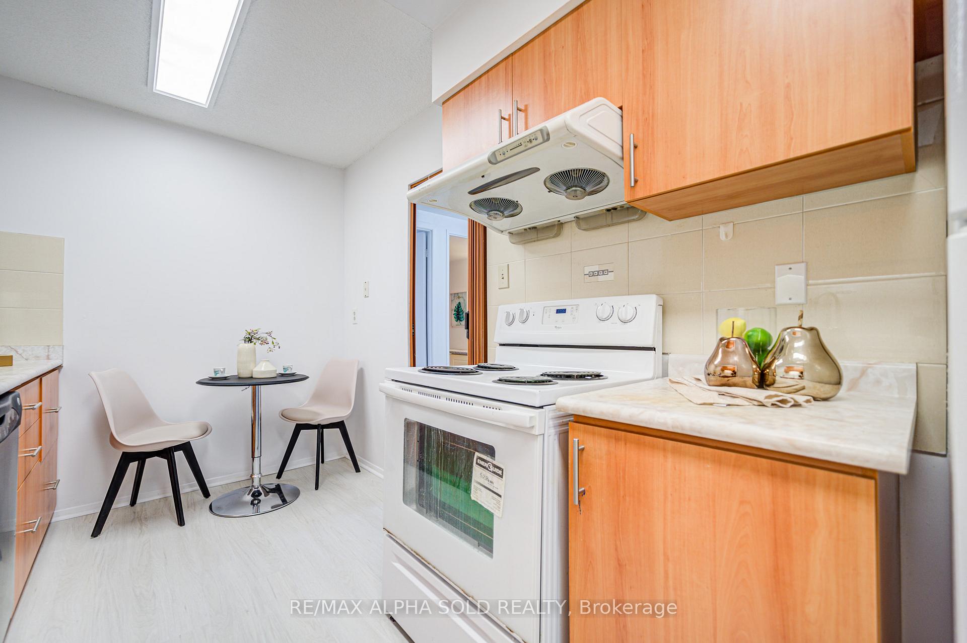3 Bedrooms Condo at 100 Echo Point, Toronto For sale