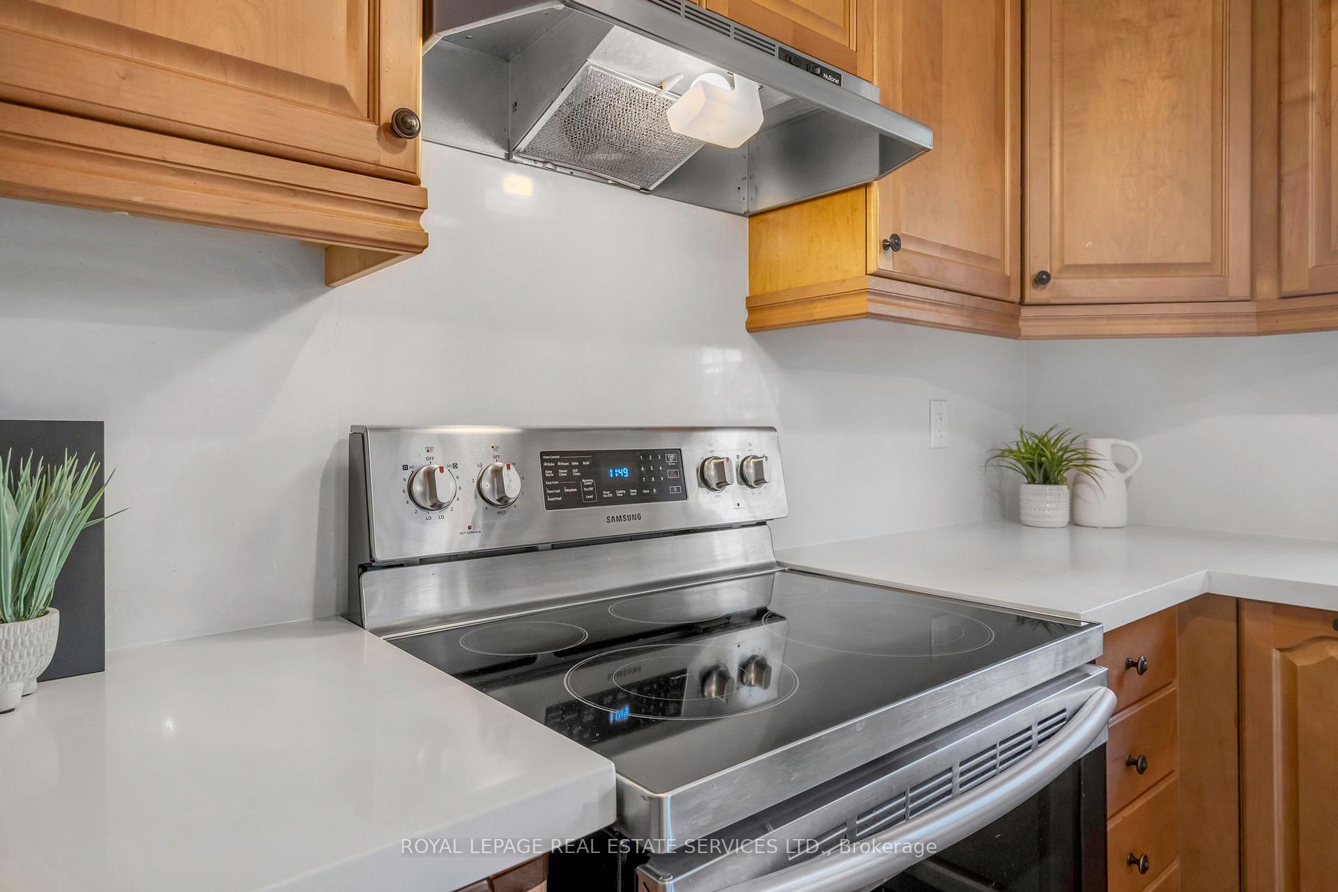 3 Bedrooms Condo at 3040 Fifth, Mississauga For sale