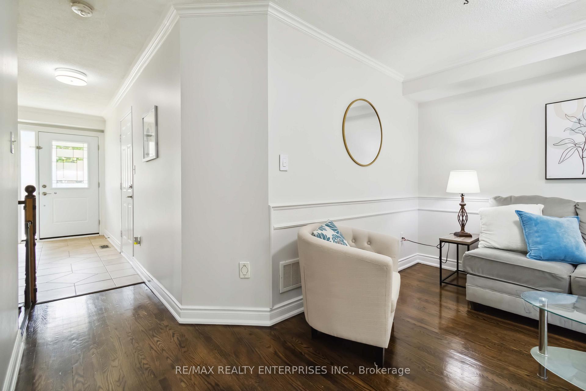 3 Bedrooms Condo at 1588 South Parade, Mississauga For sale
