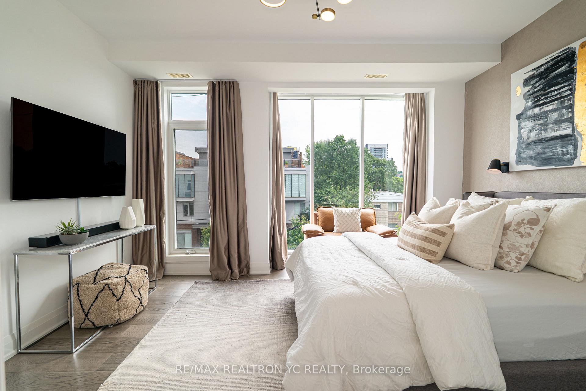 4 Bedrooms Condo at 18 Greenbriar, Toronto For sale