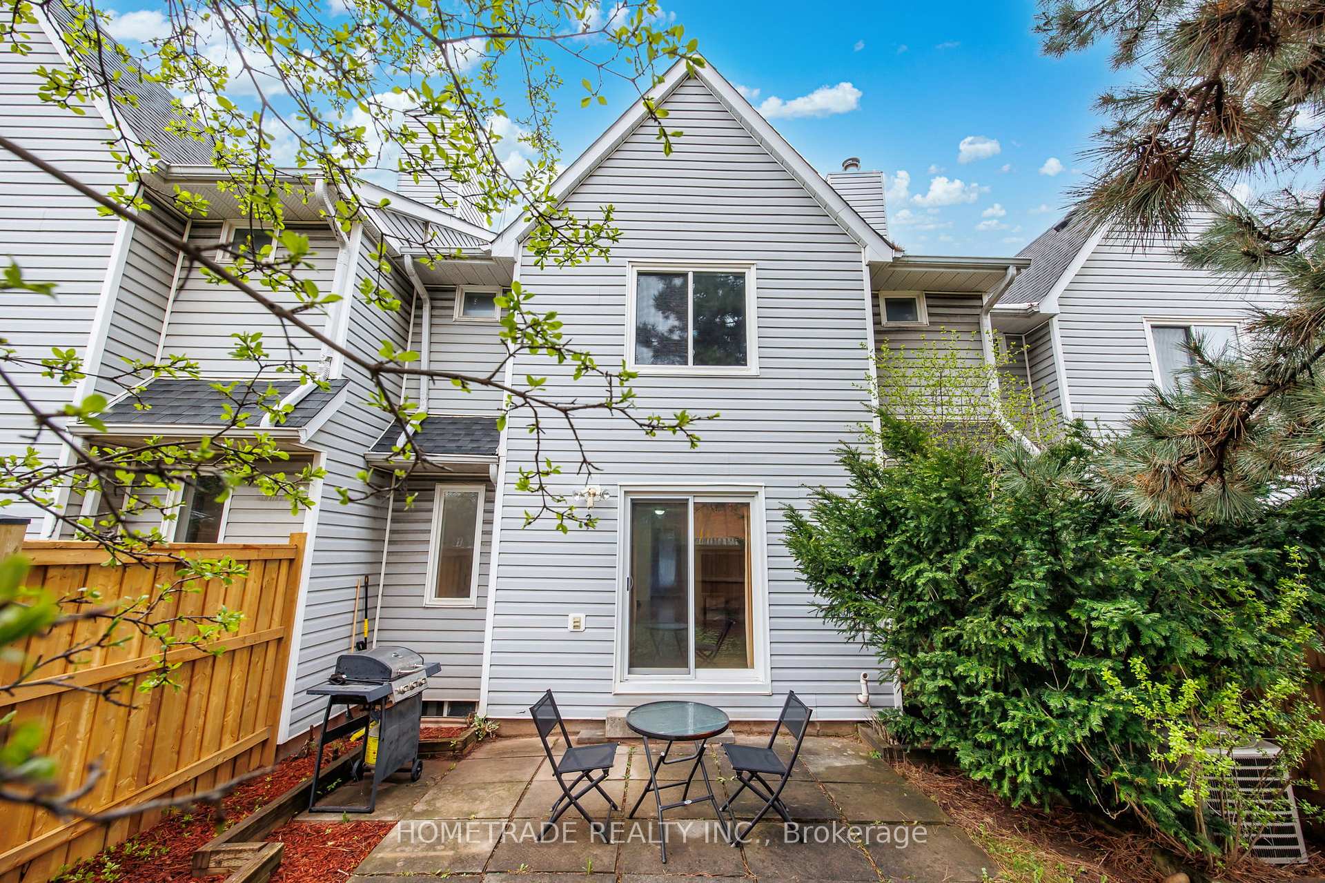 3 Bedrooms Condo at 2021 Sixth, Oakville For sale
