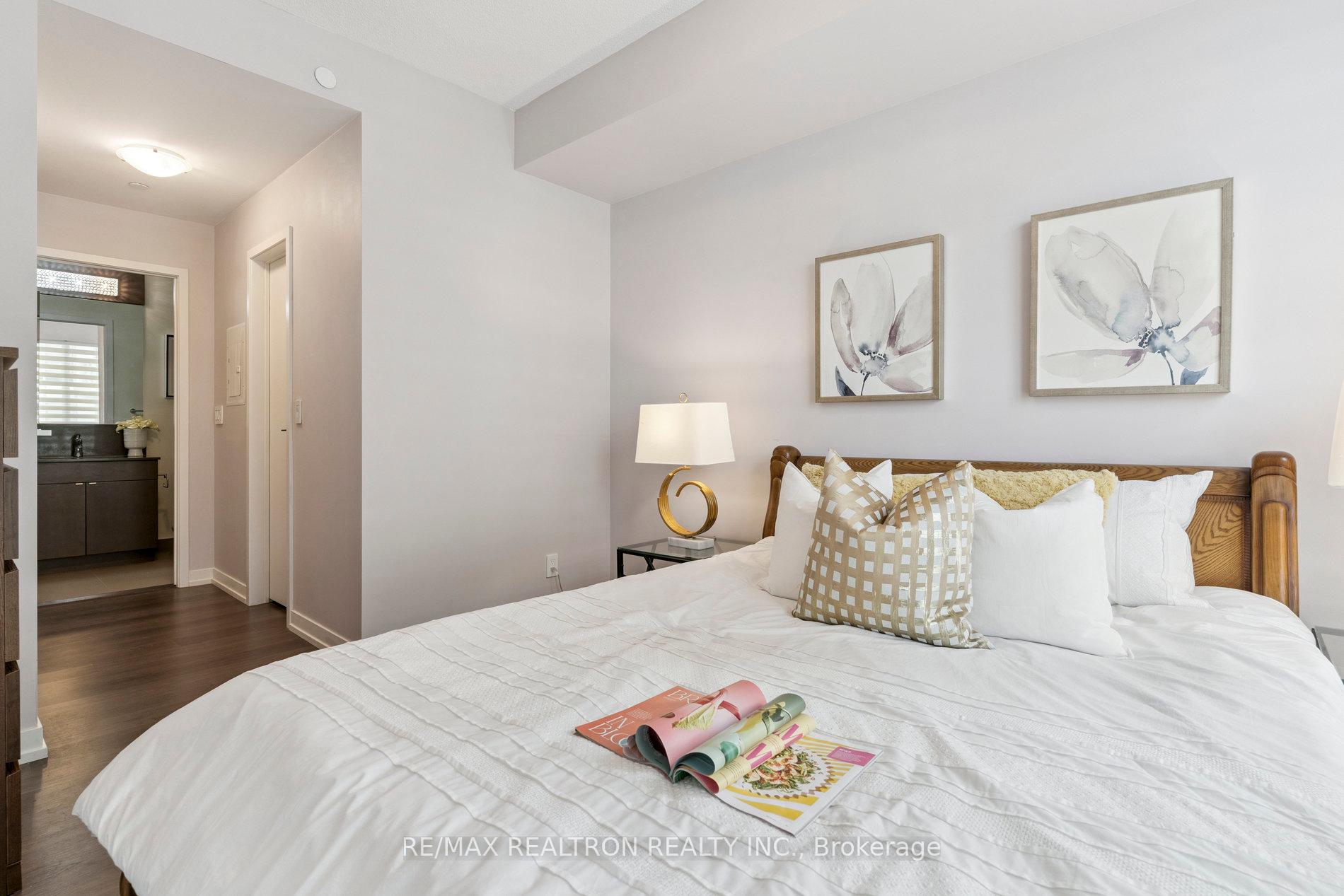 2 Bedrooms Condo at 89 Dunfield, Toronto For sale