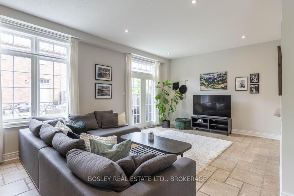 3 Bedrooms Condo at 2282 Orchard, Burlington For sale