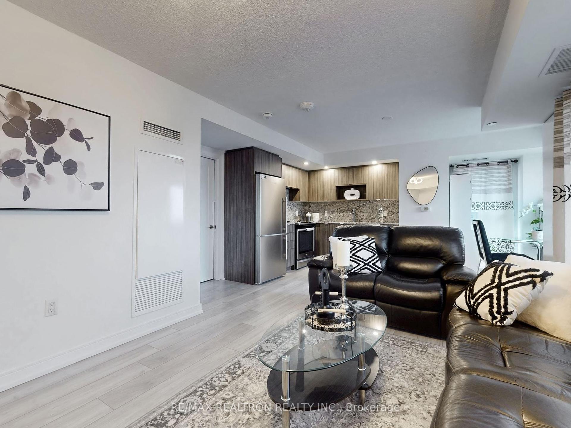 2 Bedrooms Condo at 225 Village Green, Toronto For sale