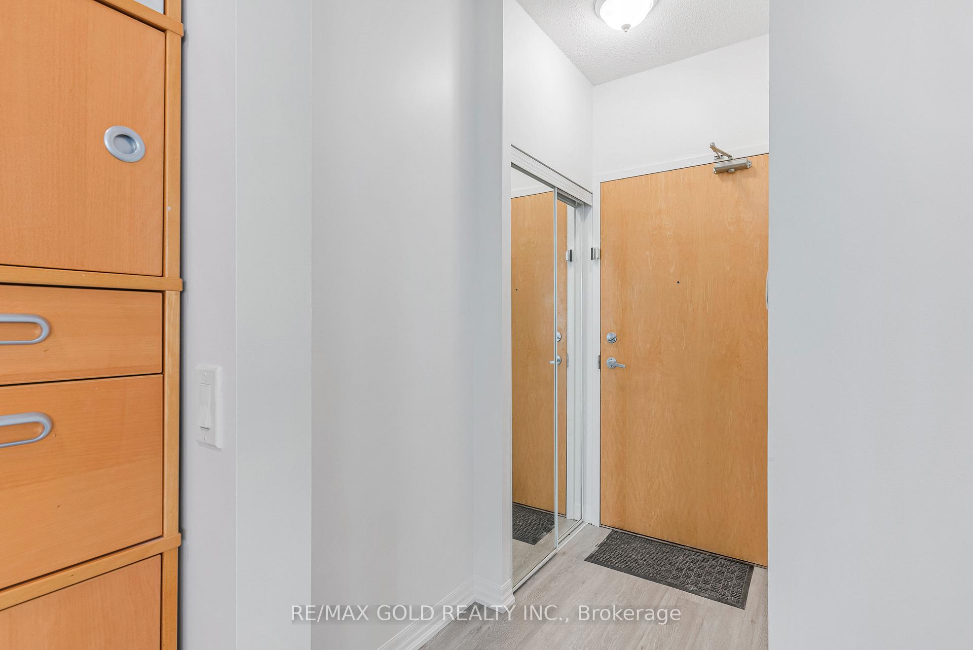 3 Bedrooms Condo at 3939 Duke Of York, Mississauga For sale