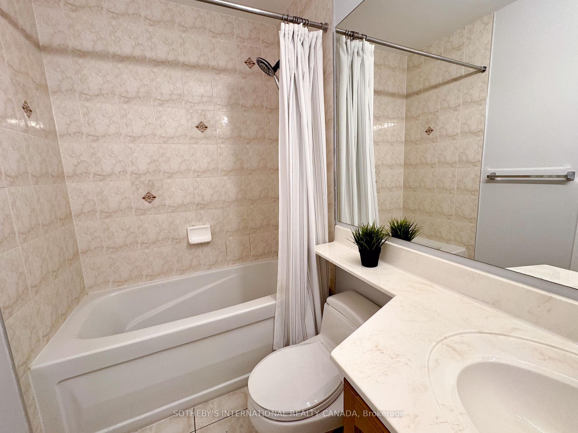 2 Bedrooms Condo at 70 Absolute, Mississauga For sale