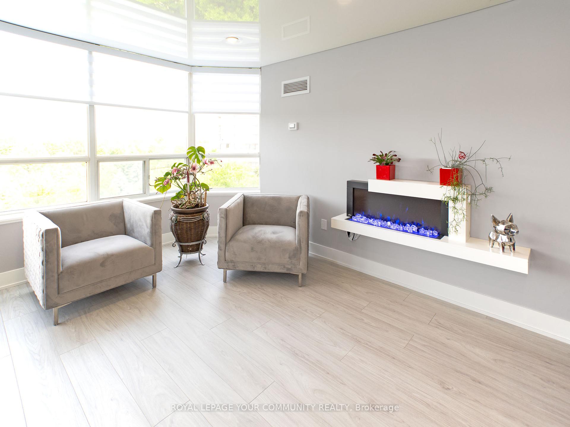 2 Bedrooms Condo at 11 Townsgate, Vaughan For sale