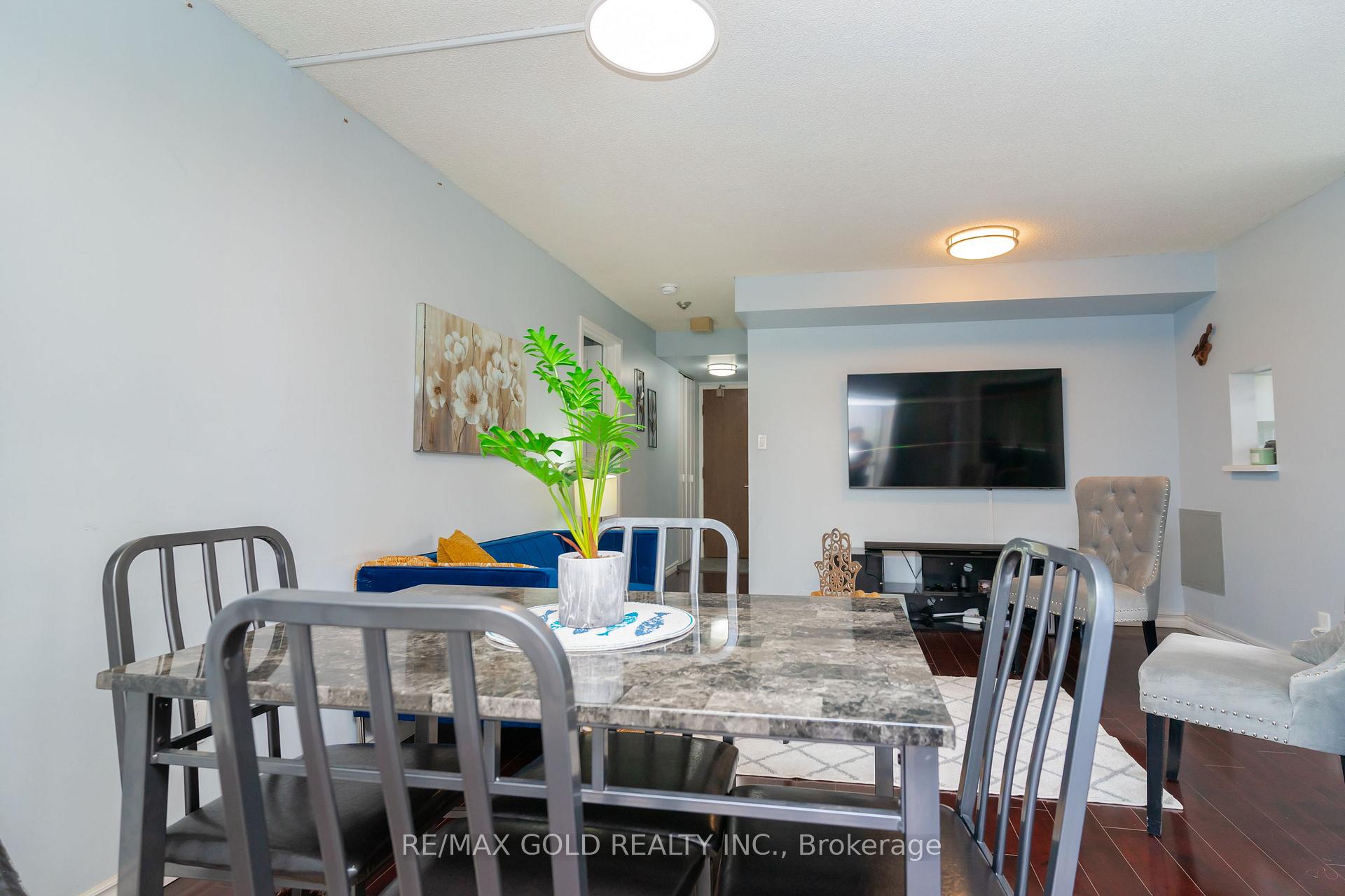 3 Bedrooms Condo at 25 Agnes, Mississauga For sale