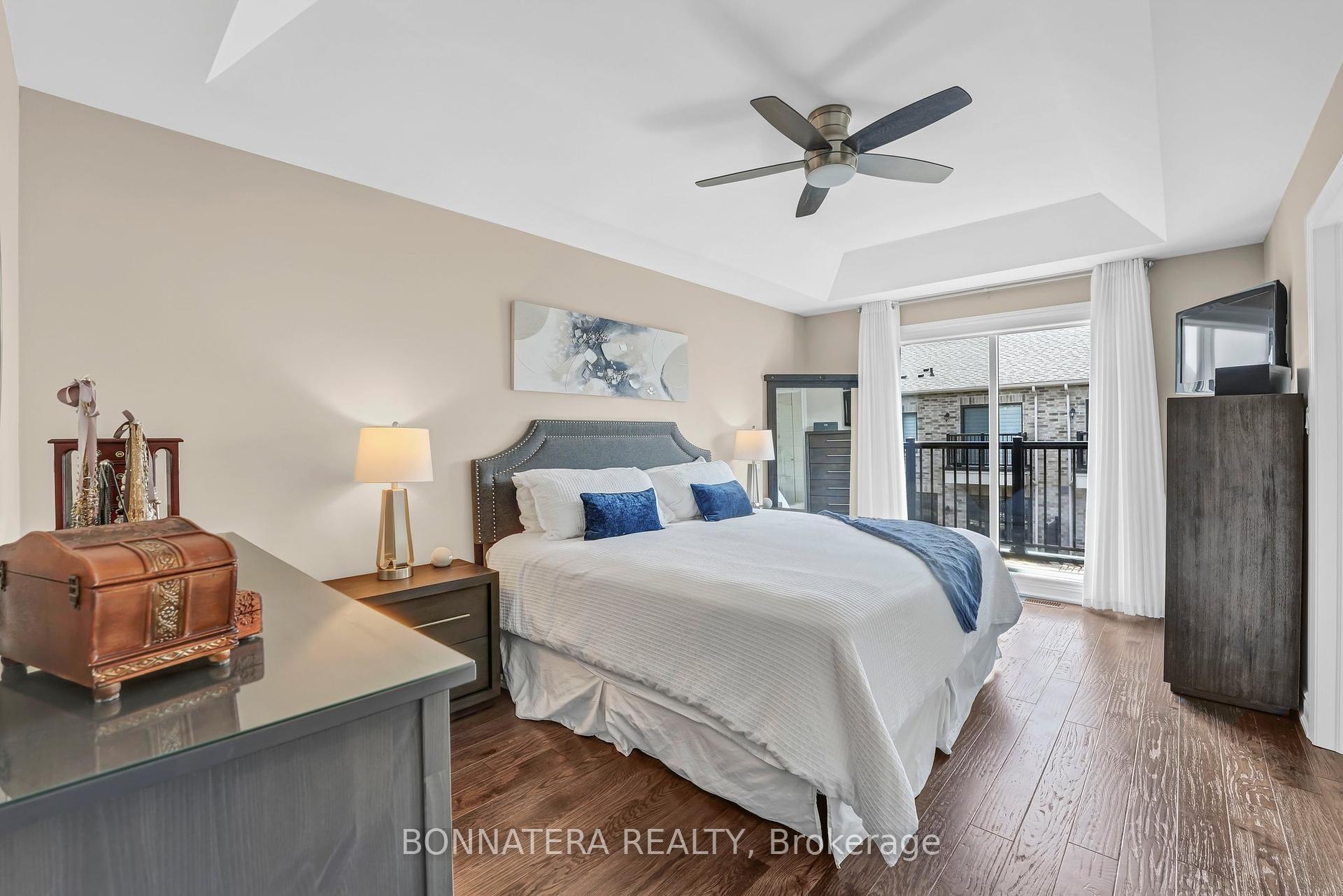 4 Bedrooms Condo at 10 Augustus, Toronto For sale
