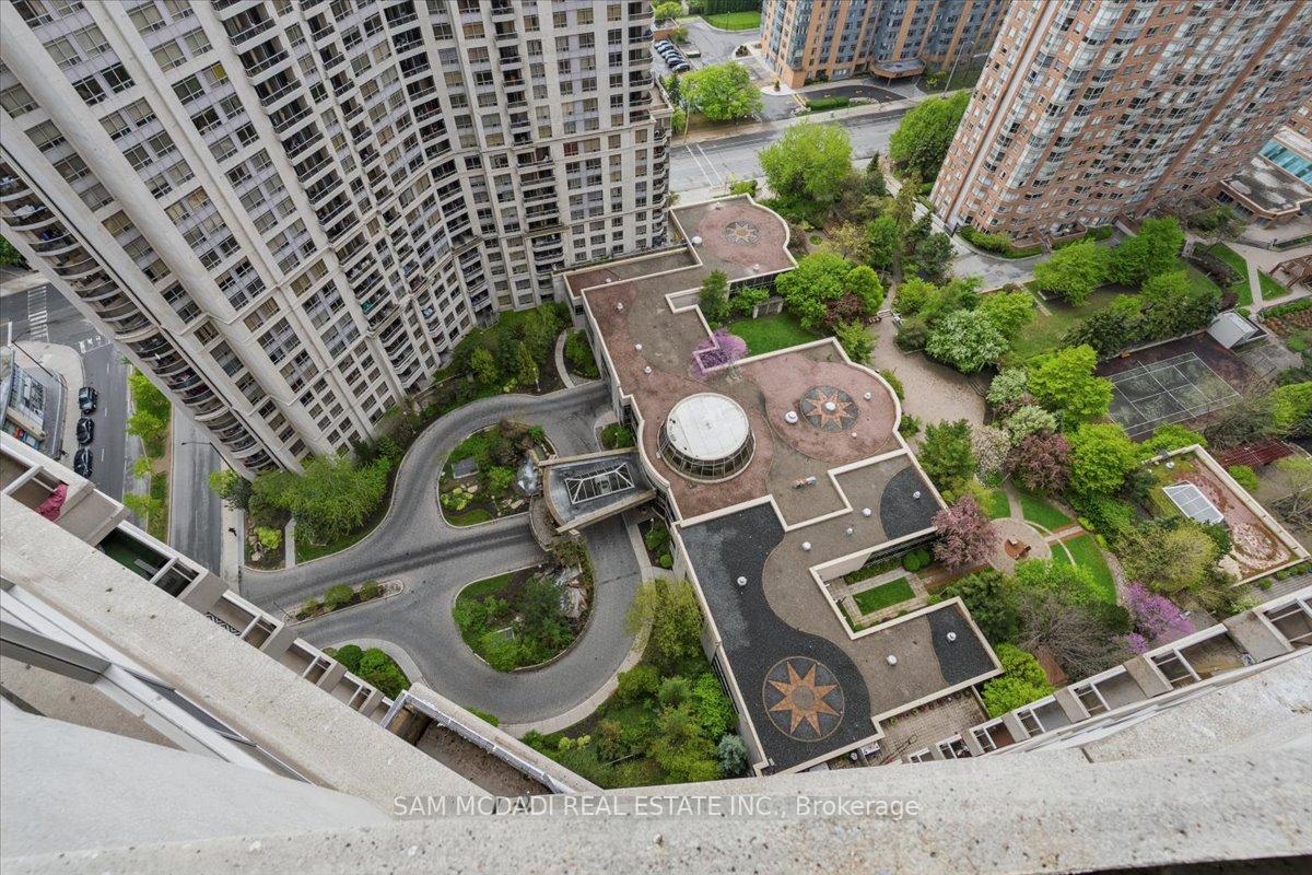 3 Bedrooms Condo at 3888 Duke Of York, Mississauga For sale