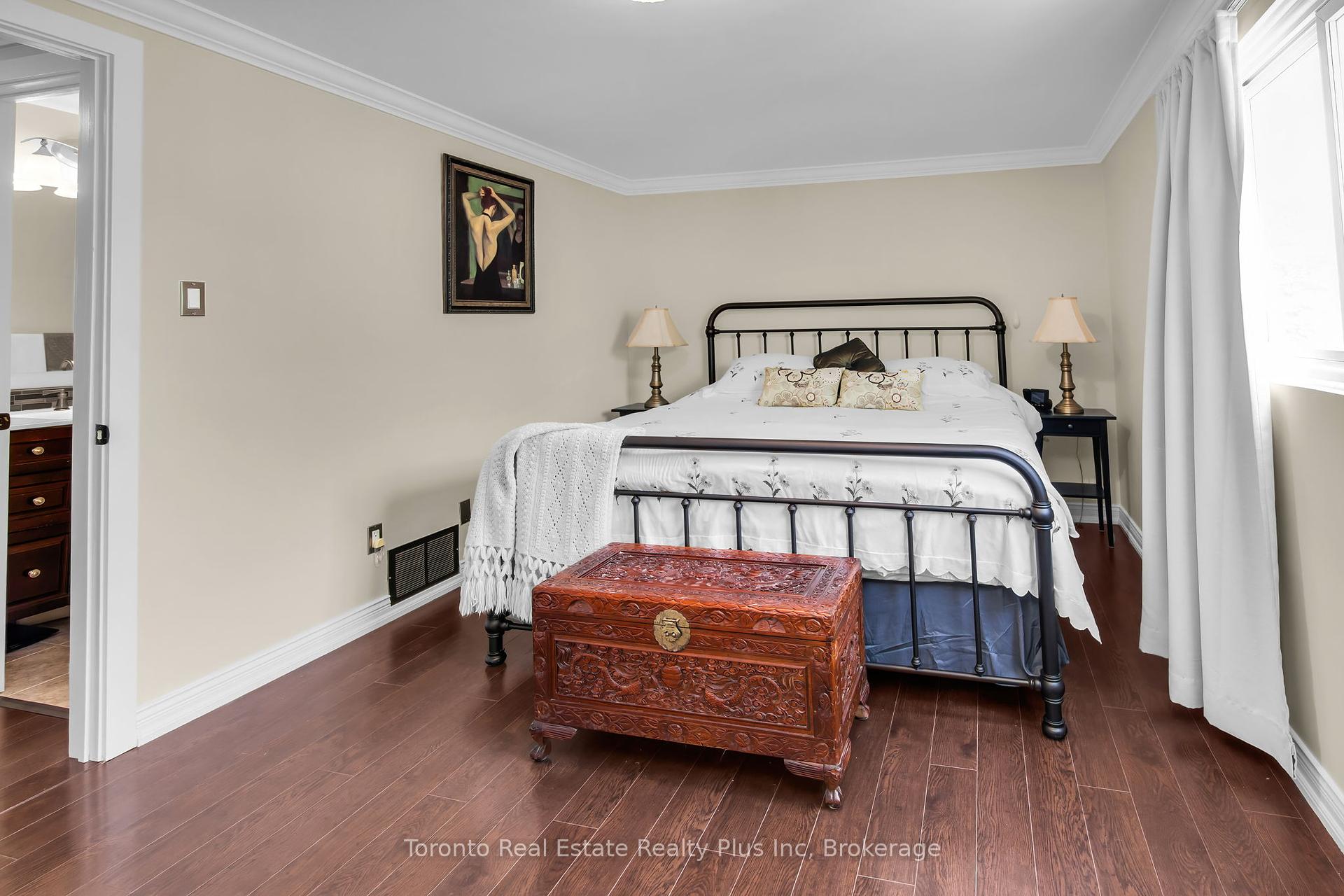 3 Bedrooms Condo at 400 Bloor, Mississauga For sale
