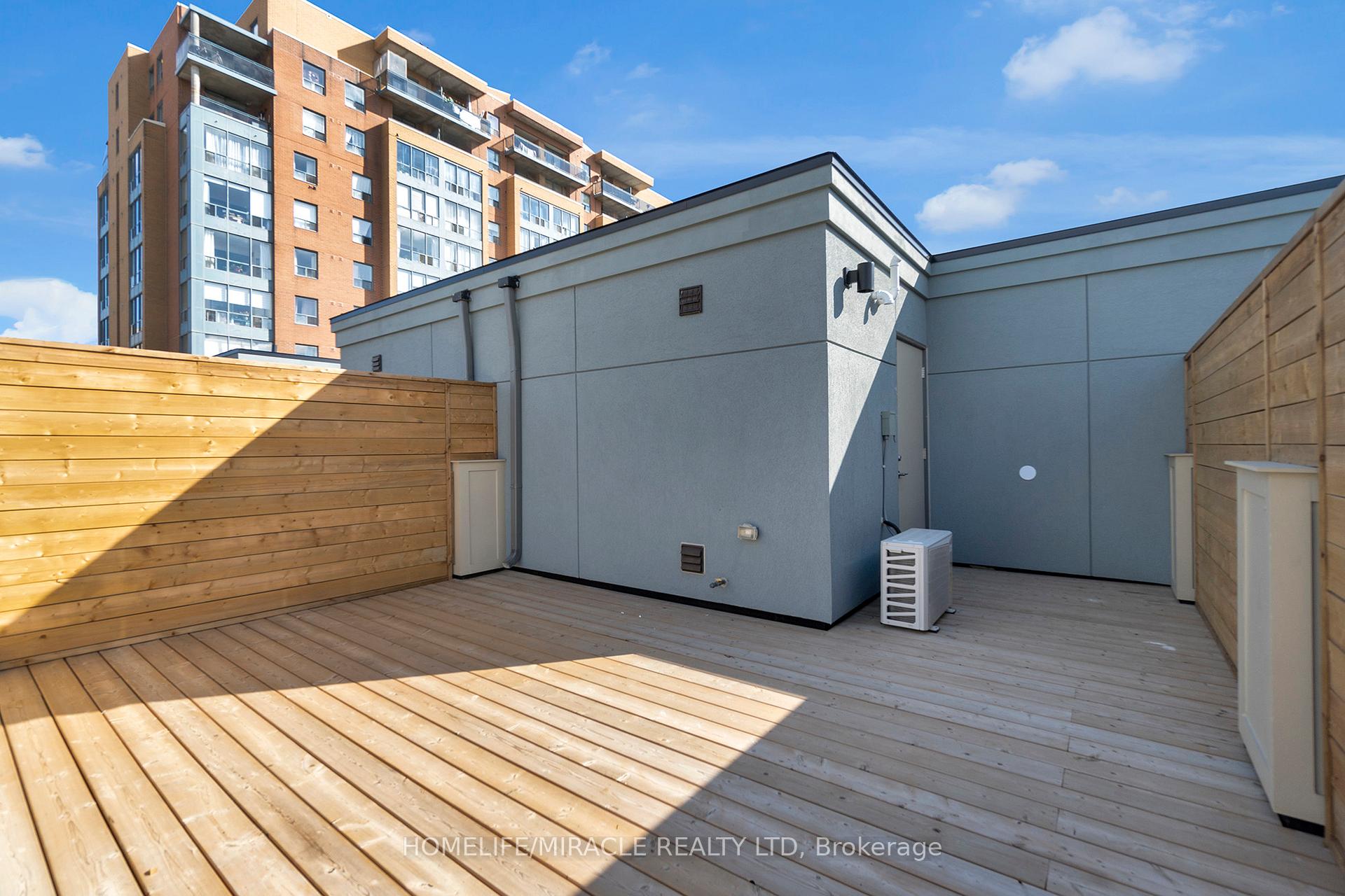 2 Bedrooms Condo at 5 William Jackson, Toronto For sale