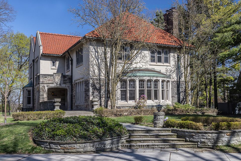 208 Roxborough