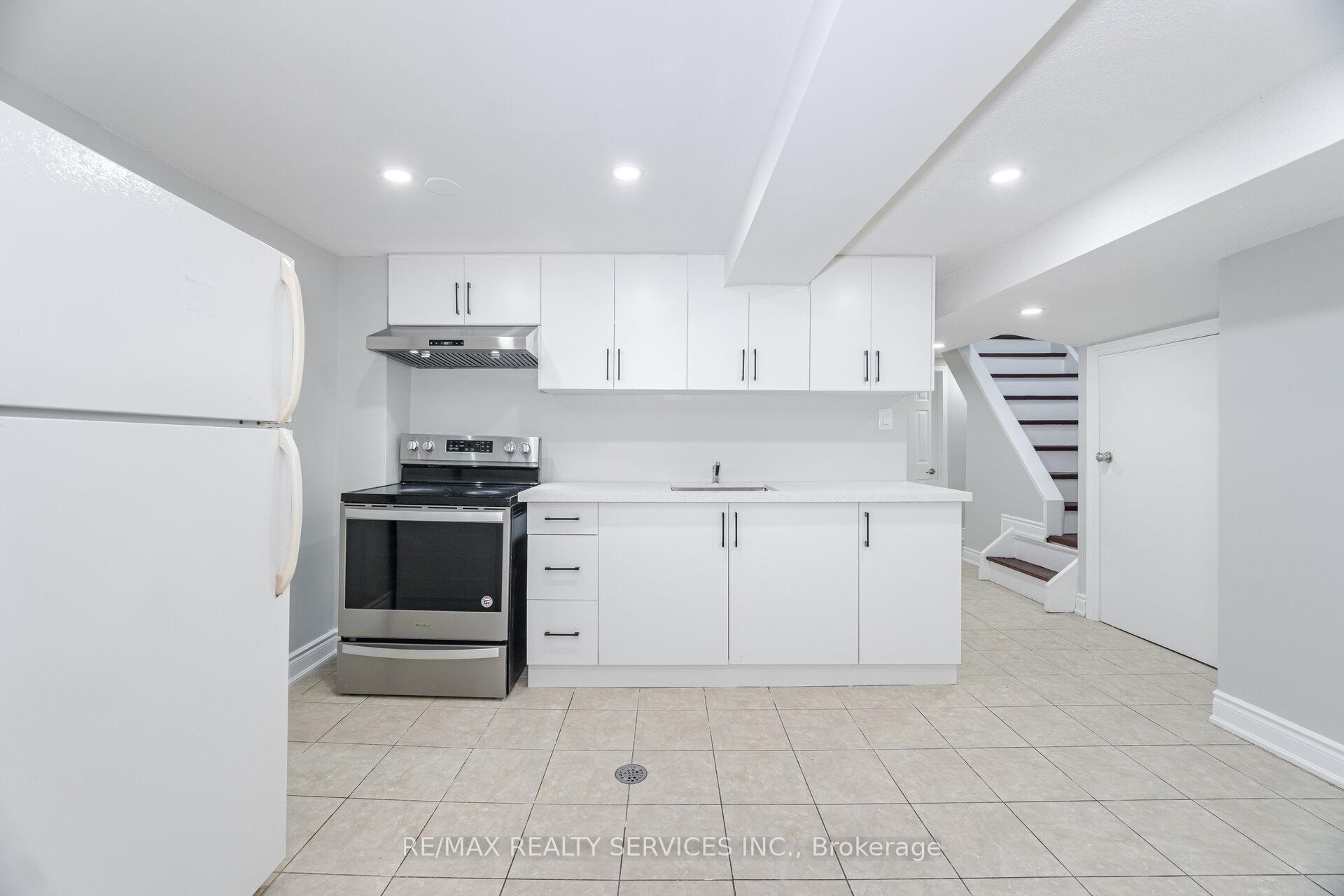 5 Bedrooms Condo at 3525 Brandon Gate, Mississauga For sale