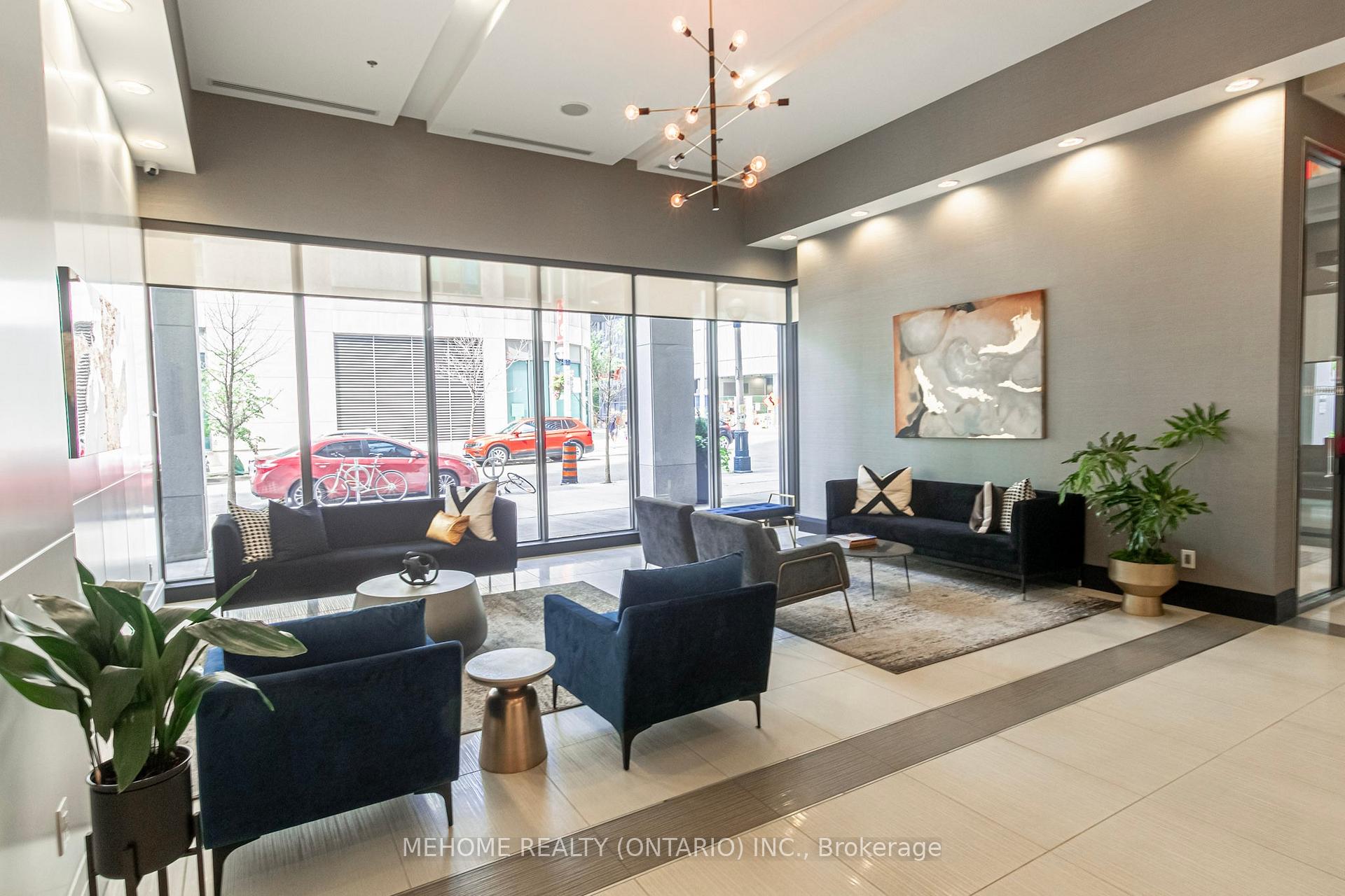 3 Bedrooms Condo at 19 Grand Trunk, Toronto For sale