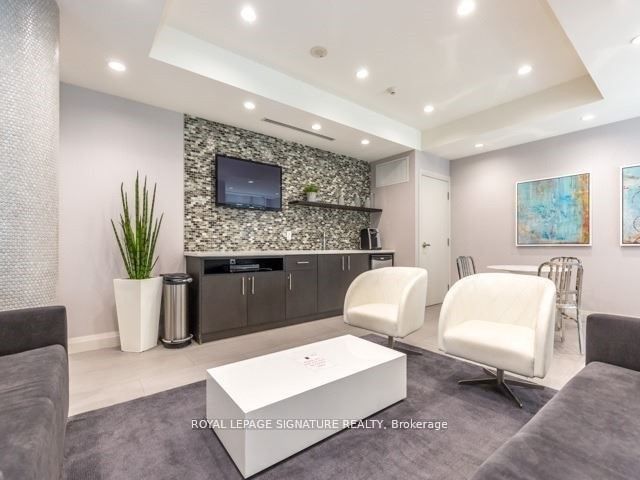 17 Kenaston Gardens, #402