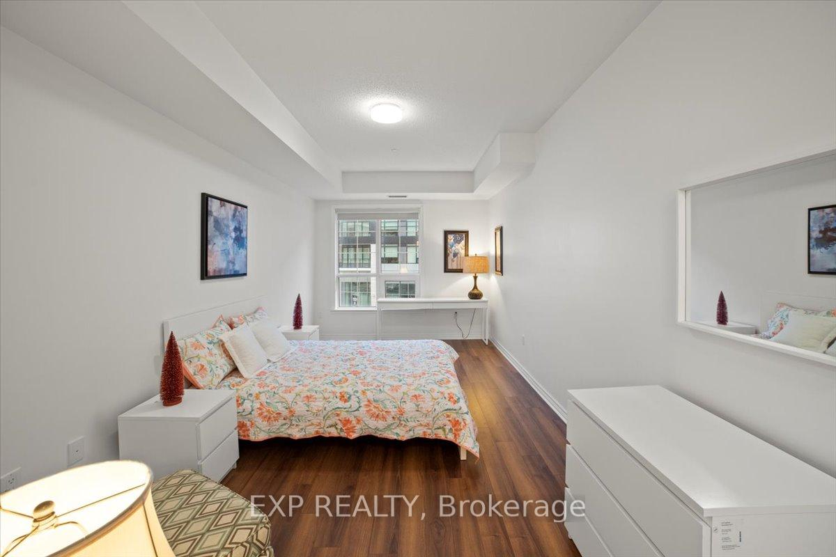 3 Bedrooms Condo at 216 Oak Park, Oakville For sale