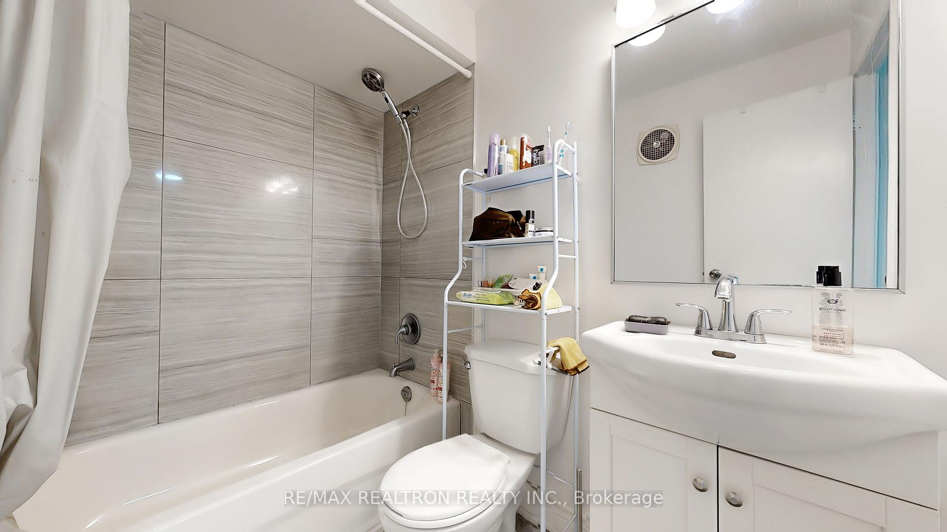 3 Bedrooms Condo at 1894 Kirkwall, Mississauga For sale