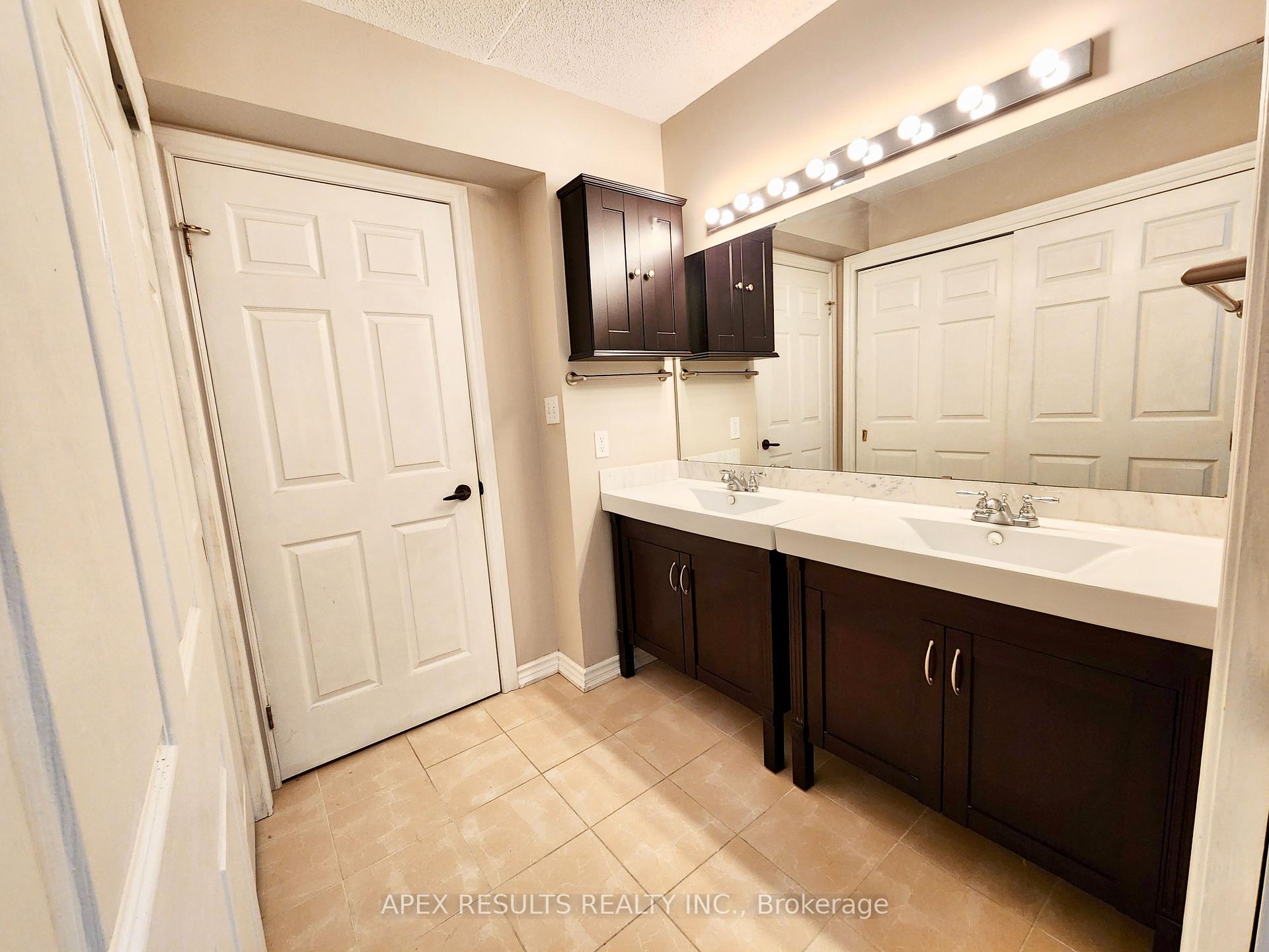 2 Bedrooms Condo at 2020 Cleaver, Burlington For sale