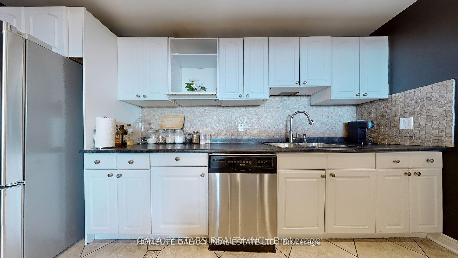 3 Bedrooms Condo at 2556 Argyle, Mississauga For sale