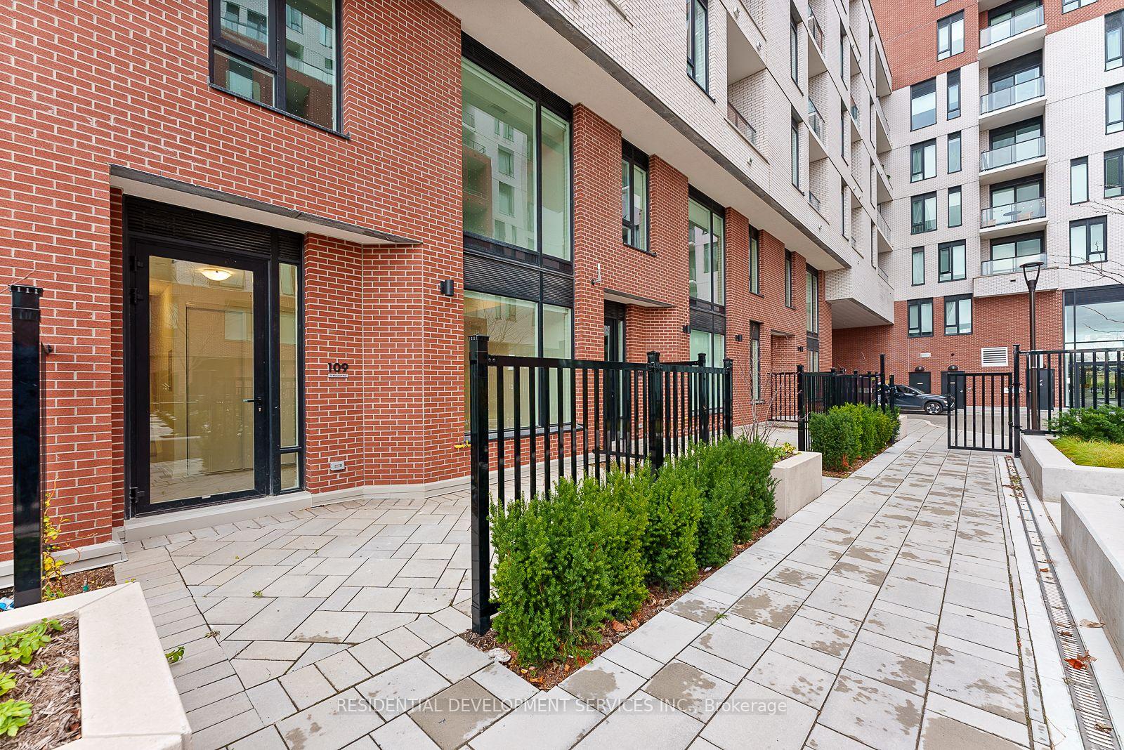 3 Bedrooms Condo at 15 Maryport,  Toronto For sale