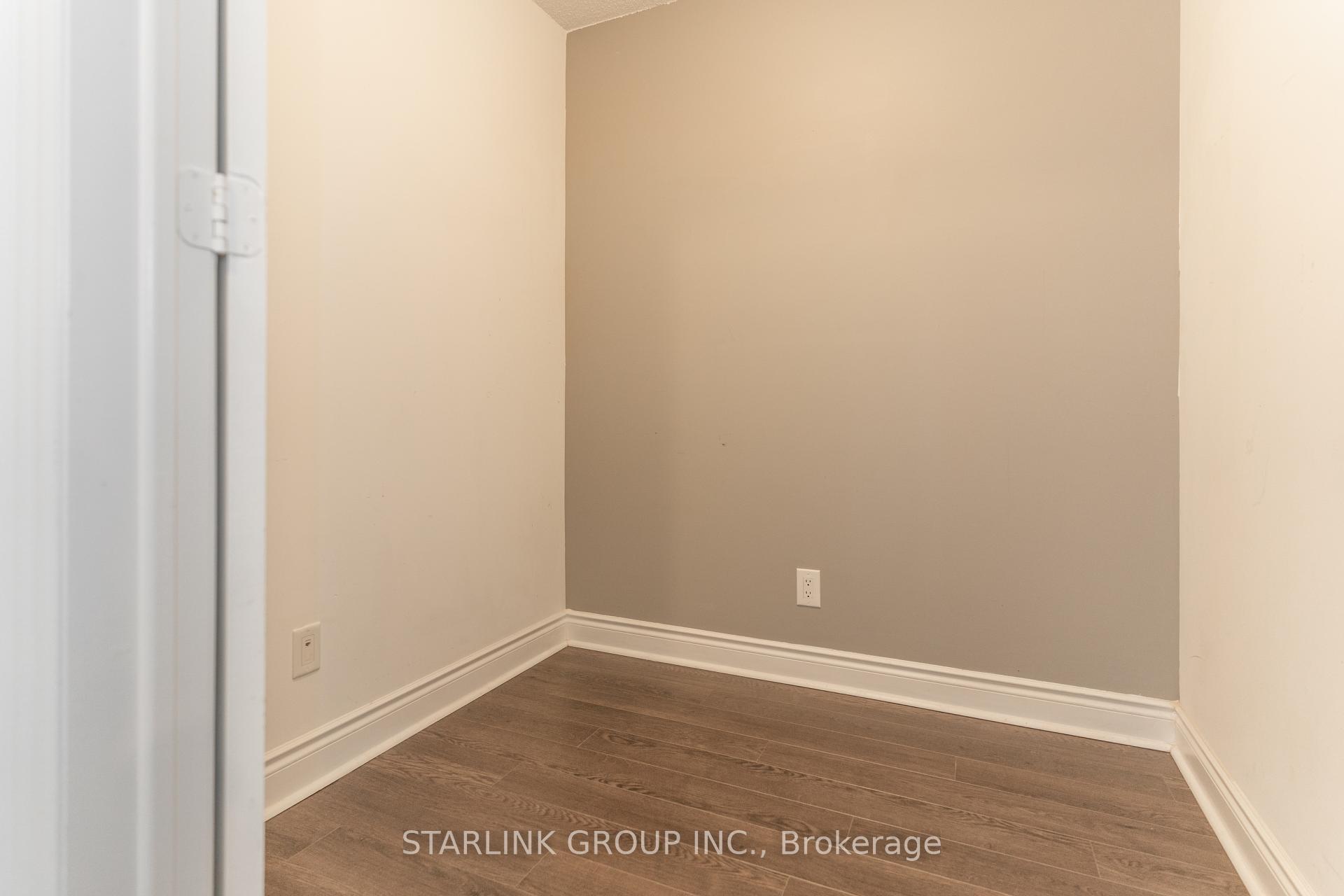 2 Bedrooms Condo at 25 Greenview, Toronto For sale