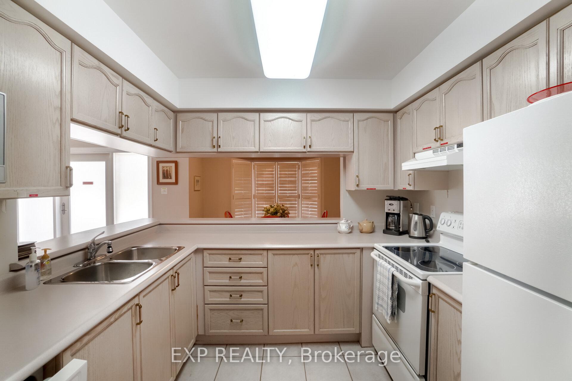 2 Bedrooms Condo at 216 Plains, Burlington For sale