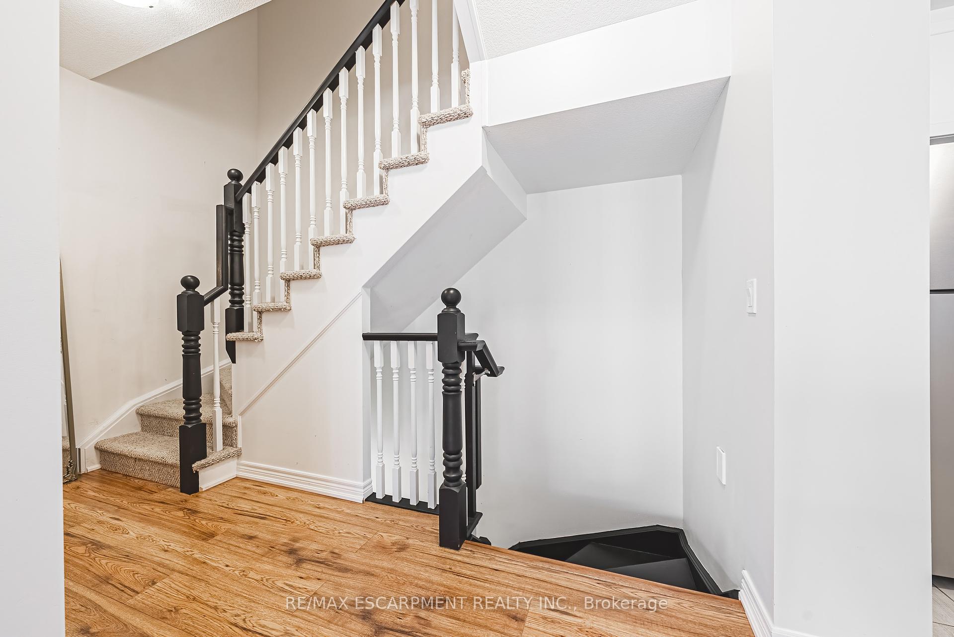 2 Bedrooms Condo at 18 Ridgeside,  Hamilton For sale