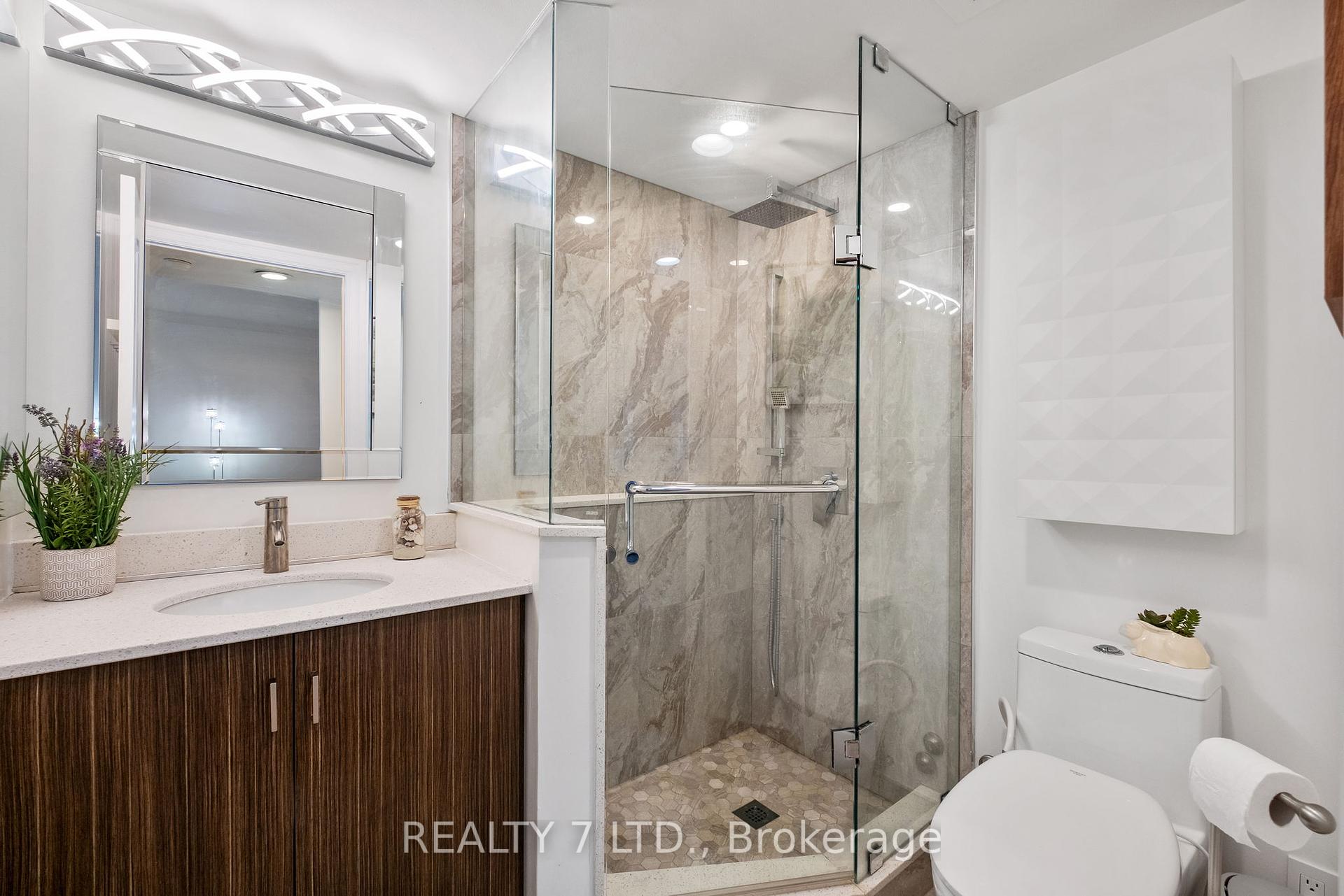 2 Bedrooms Condo at 850 Steeles, Vaughan For sale