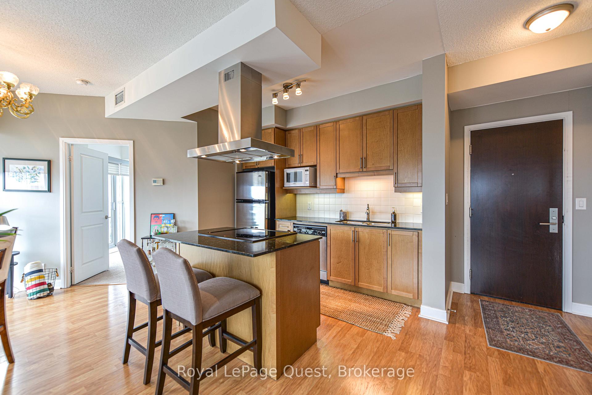 2 Bedrooms Condo at 50 Absolute, Mississauga For sale