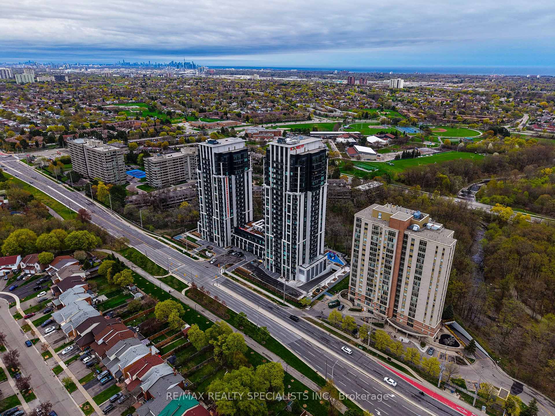 2 Bedrooms Co-op at 202 Burnhamthorpe, Mississauga For sale